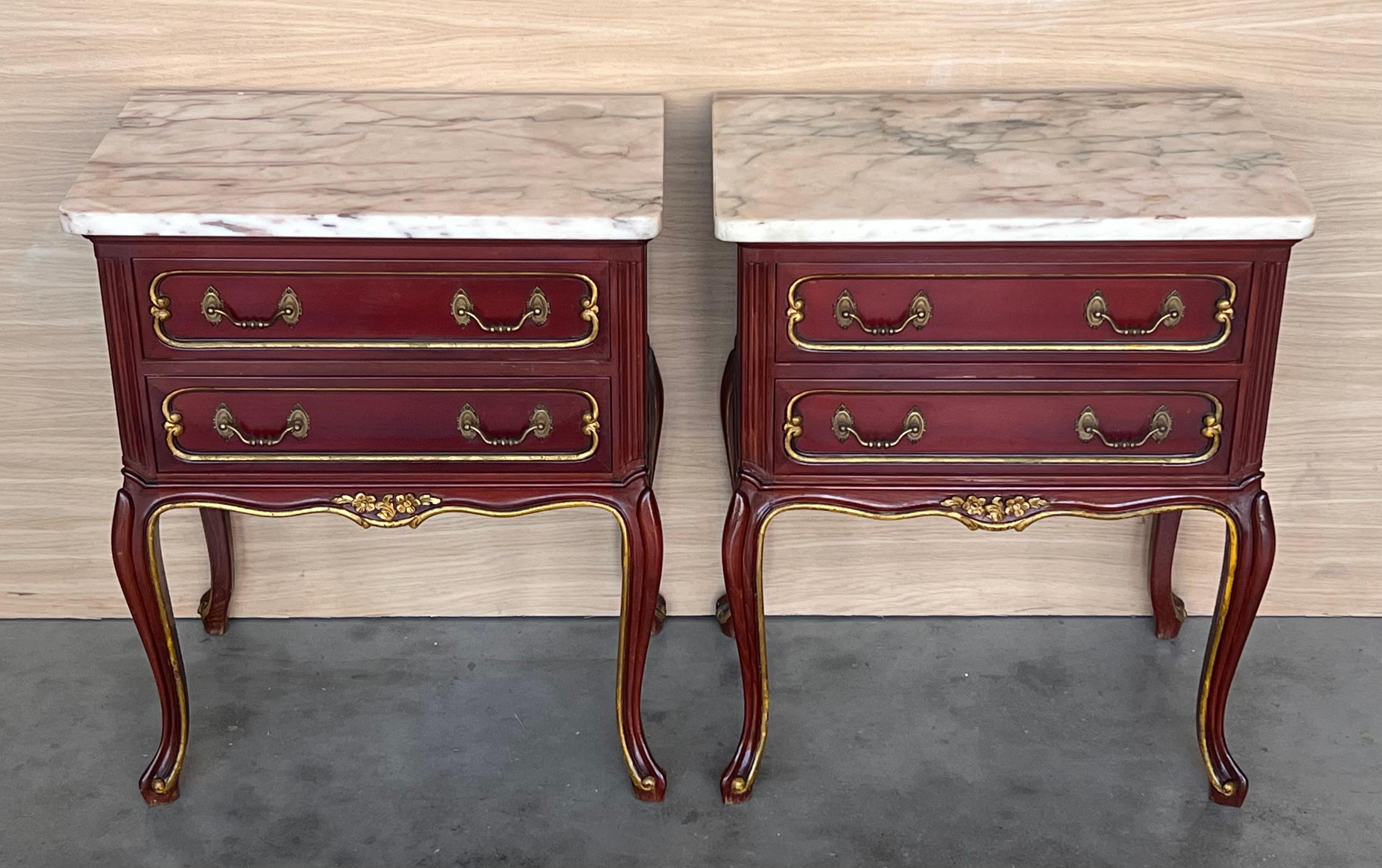 Provincial français Paire d'Espagne rouge framboise du 20ème siècle  Tables de nuit à deux tiroirs en bois en vente