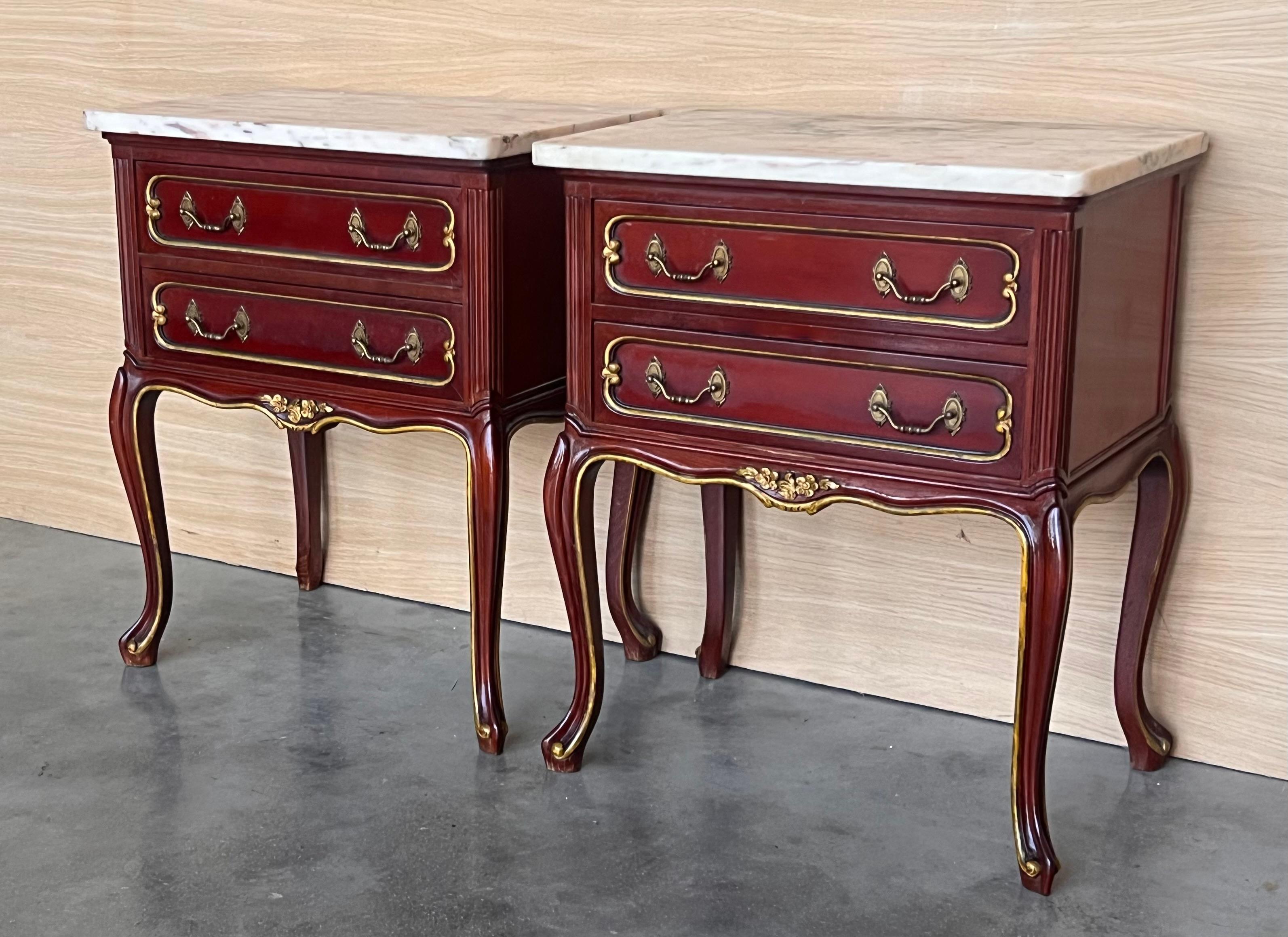 Français Paire d'Espagne rouge framboise du 20ème siècle  Tables de nuit à deux tiroirs en bois en vente