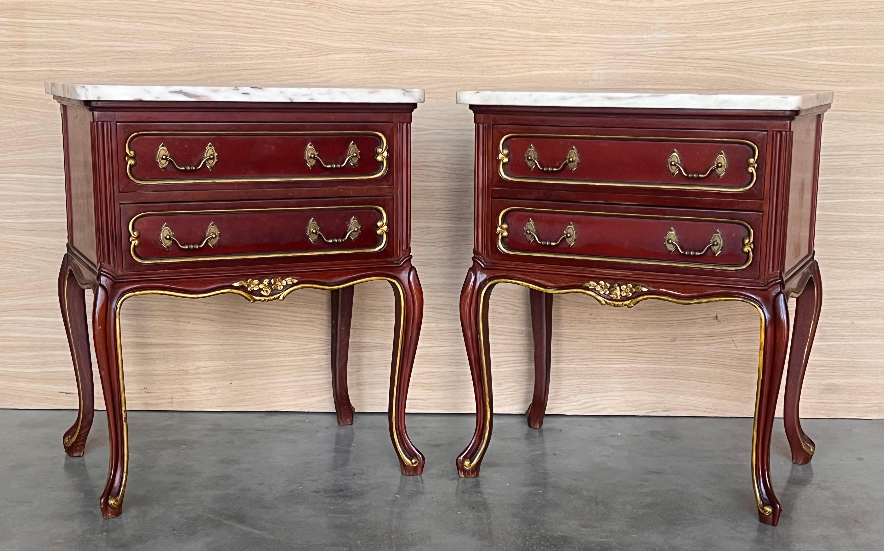 Paire d'Espagne rouge framboise du 20ème siècle  Tables de nuit à deux tiroirs en bois Bon état - En vente à Miami, FL