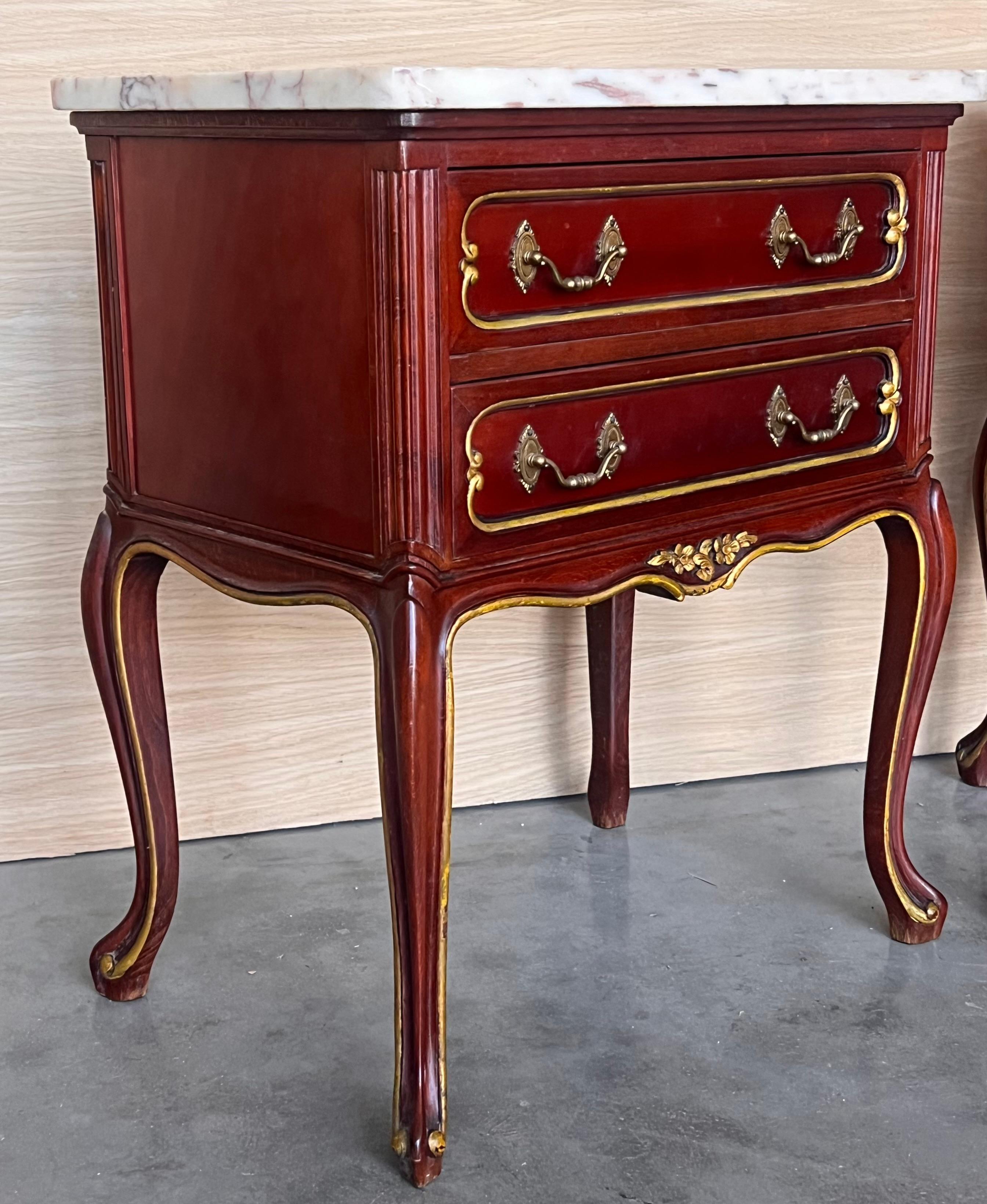 20ième siècle Paire d'Espagne rouge framboise du 20ème siècle  Tables de nuit à deux tiroirs en bois en vente