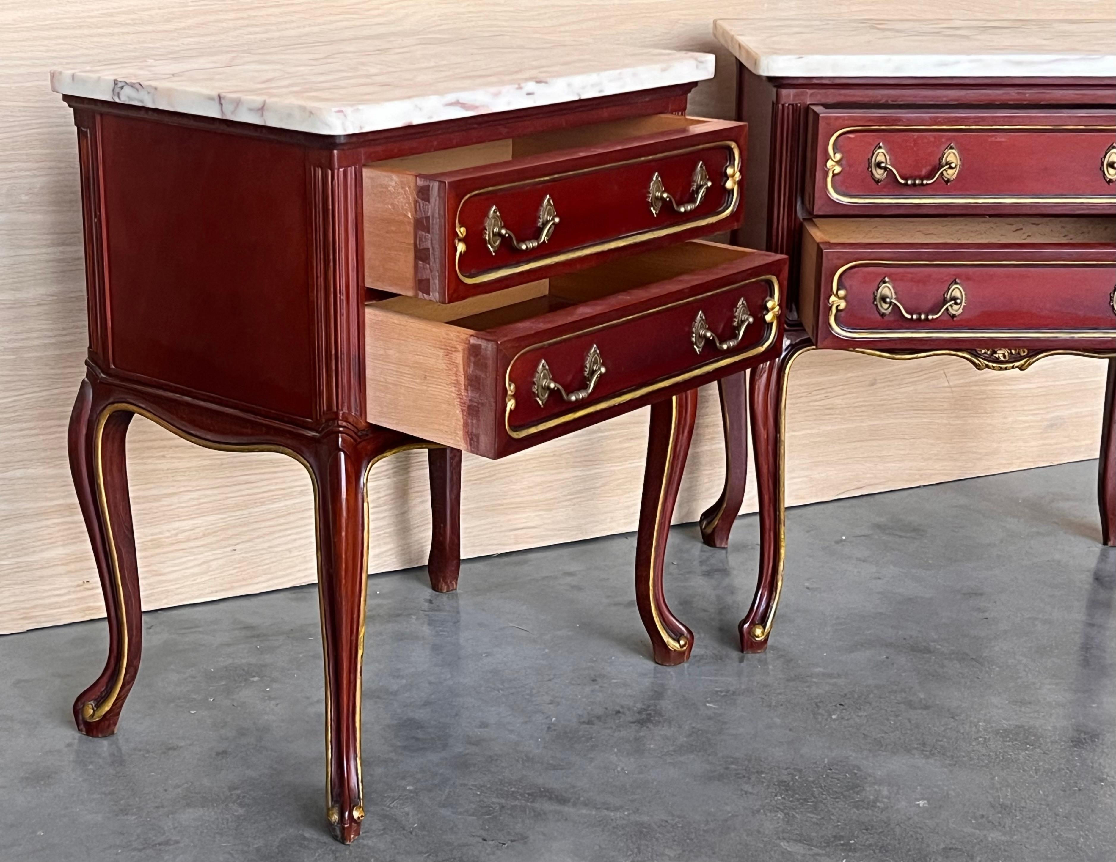 Bois Paire d'Espagne rouge framboise du 20ème siècle  Tables de nuit à deux tiroirs en bois en vente