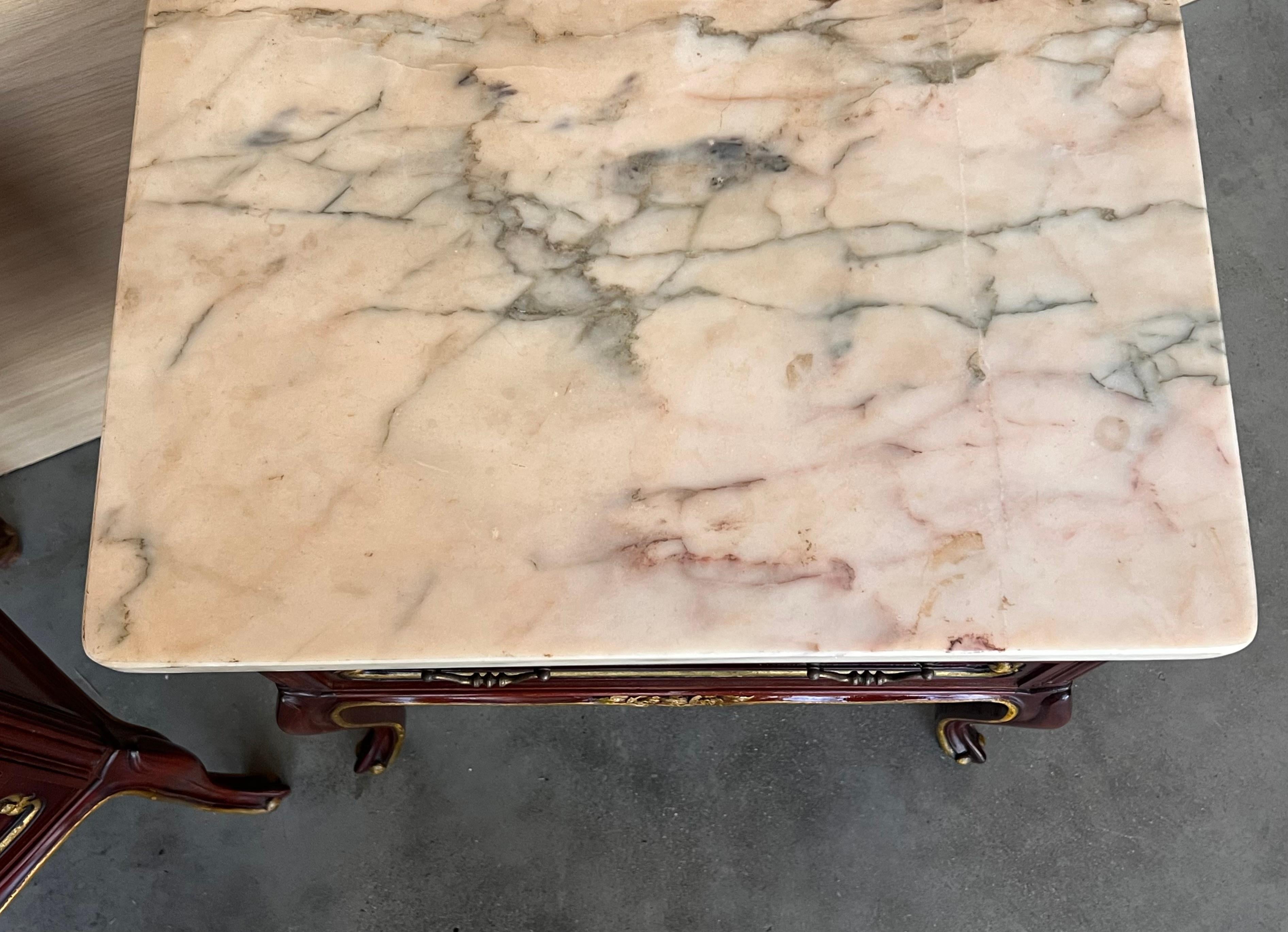 Paire d'Espagne rouge framboise du 20ème siècle  Tables de nuit à deux tiroirs en bois en vente 1