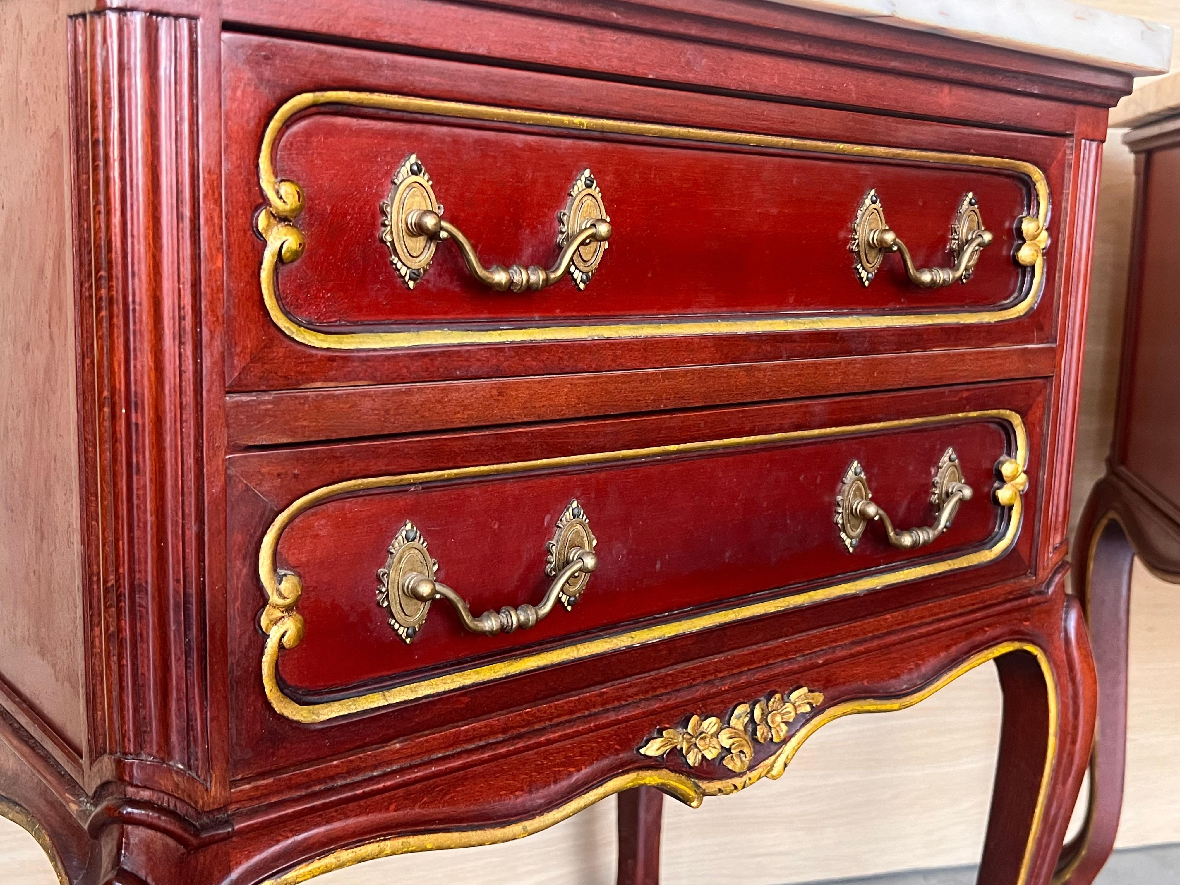Paire d'Espagne rouge framboise du 20ème siècle  Tables de nuit à deux tiroirs en bois en vente 2