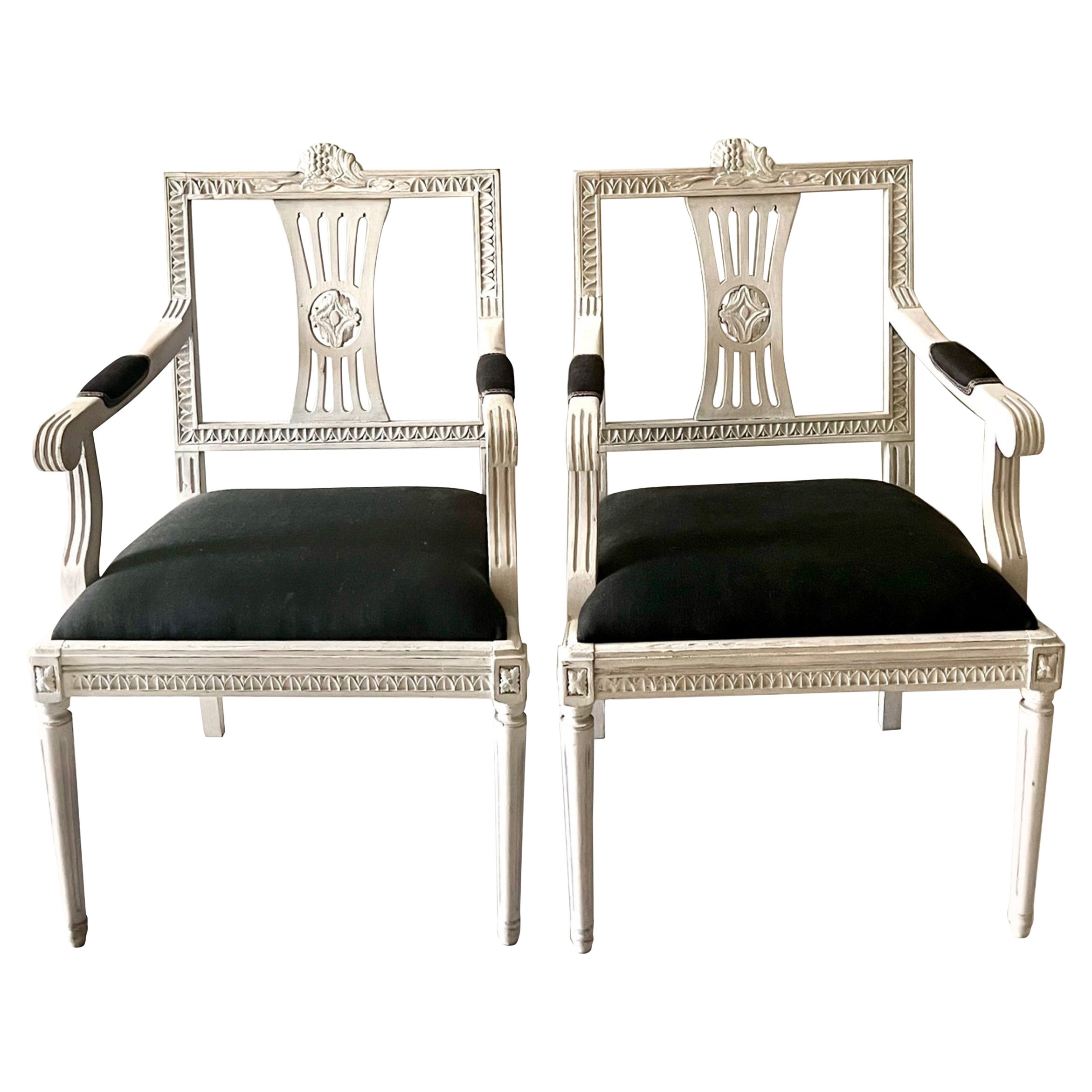 20e siècle Paire de fauteuils suédois peints de style gustavien en vente