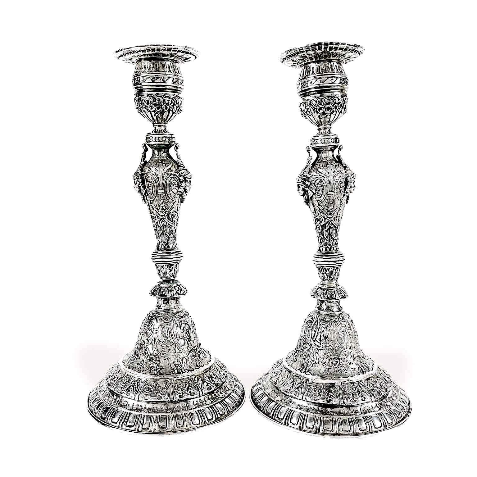 From Switzerland a stunning pair of 20th century silver candlesticks, circular shape, decorated with two lovely cast and applied Native American Indian Heads. 
A rich decoration chiseled with flower, vegetal motifs and repoussé with acanthus leaf