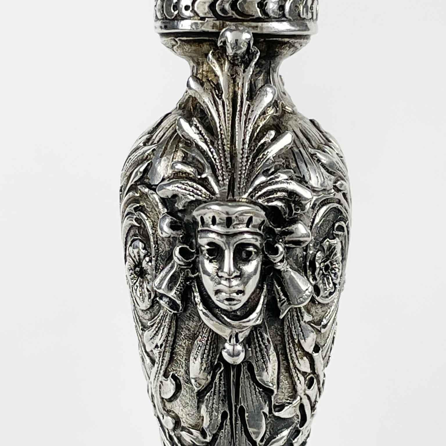 Calco Coppia di candelieri in argento svizzero del XX secolo con teste di indiani nativi americani in vendita