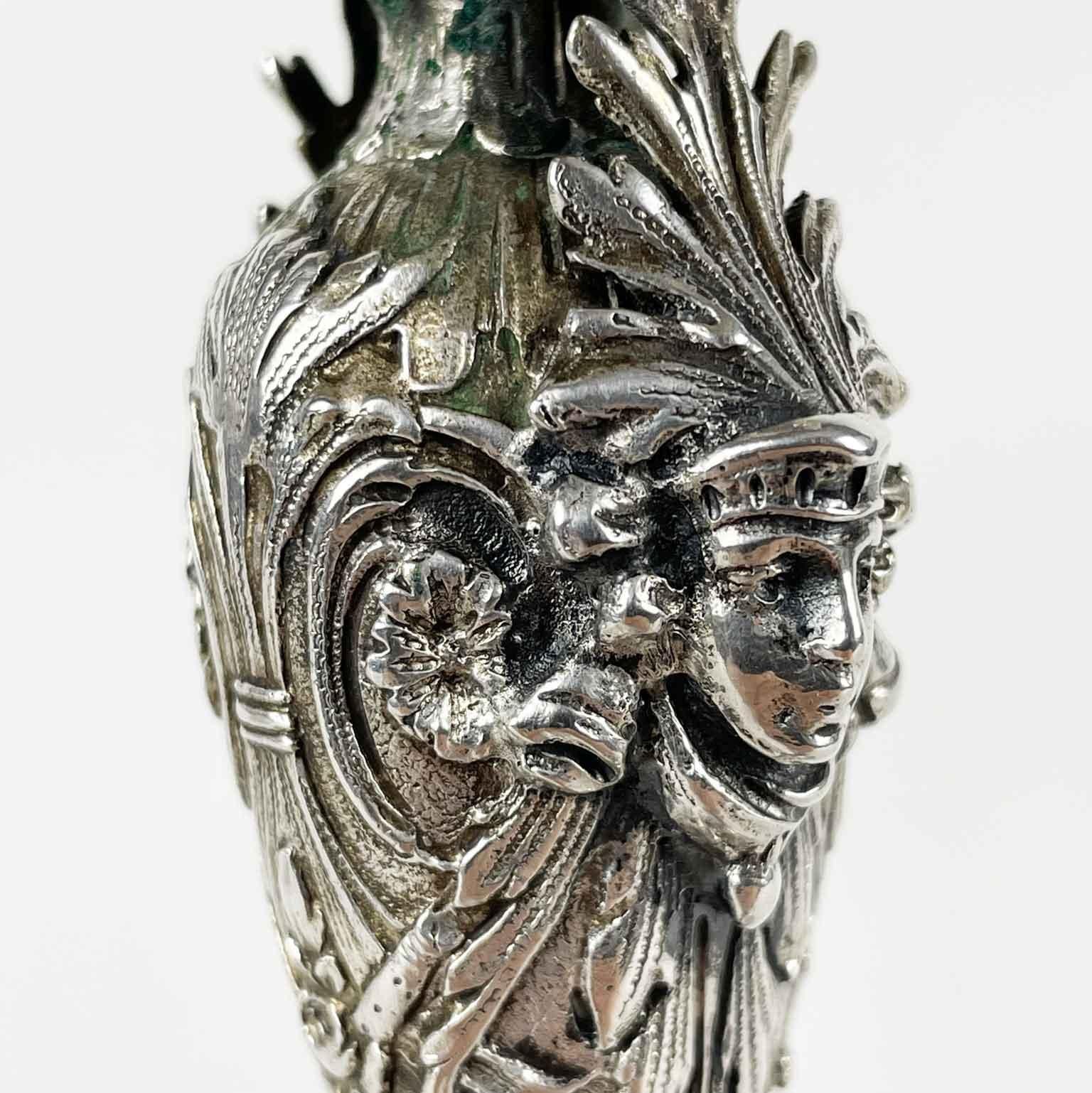 Paire de chandeliers suisses en argent du XXe siècle avec têtes d'indiennes amérindiennes Bon état - En vente à Milan, IT
