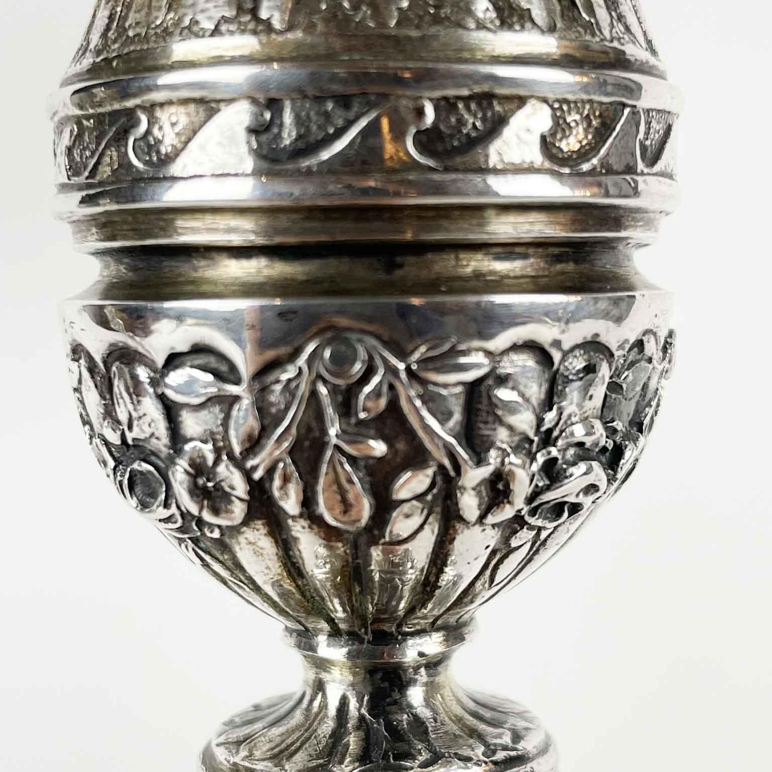 Coppia di candelieri in argento svizzero del XX secolo con teste di indiani nativi americani in vendita 2