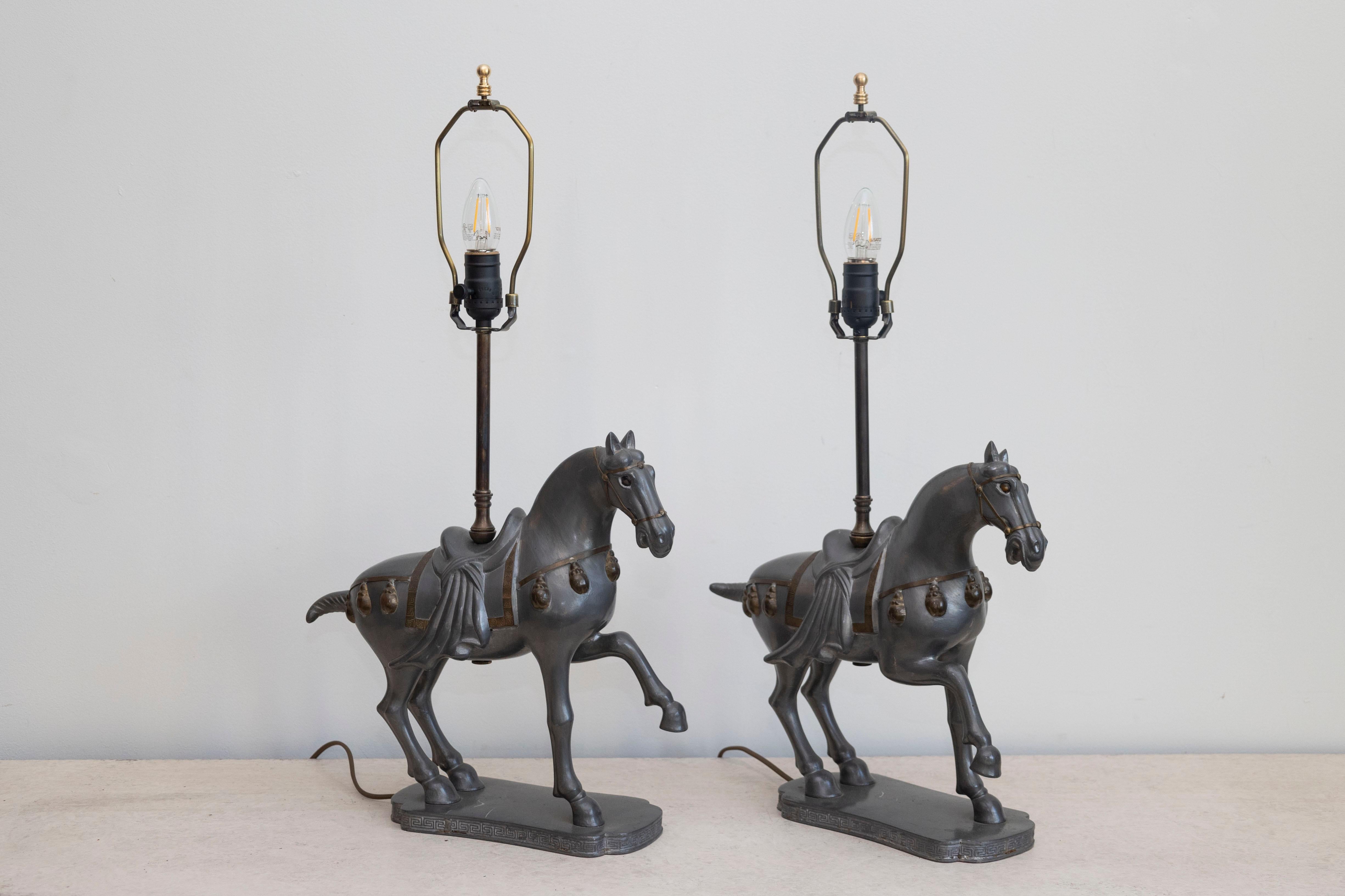 Paire de lampes de table à cheval de style Tang Dynasty du 20e siècle en vente 3