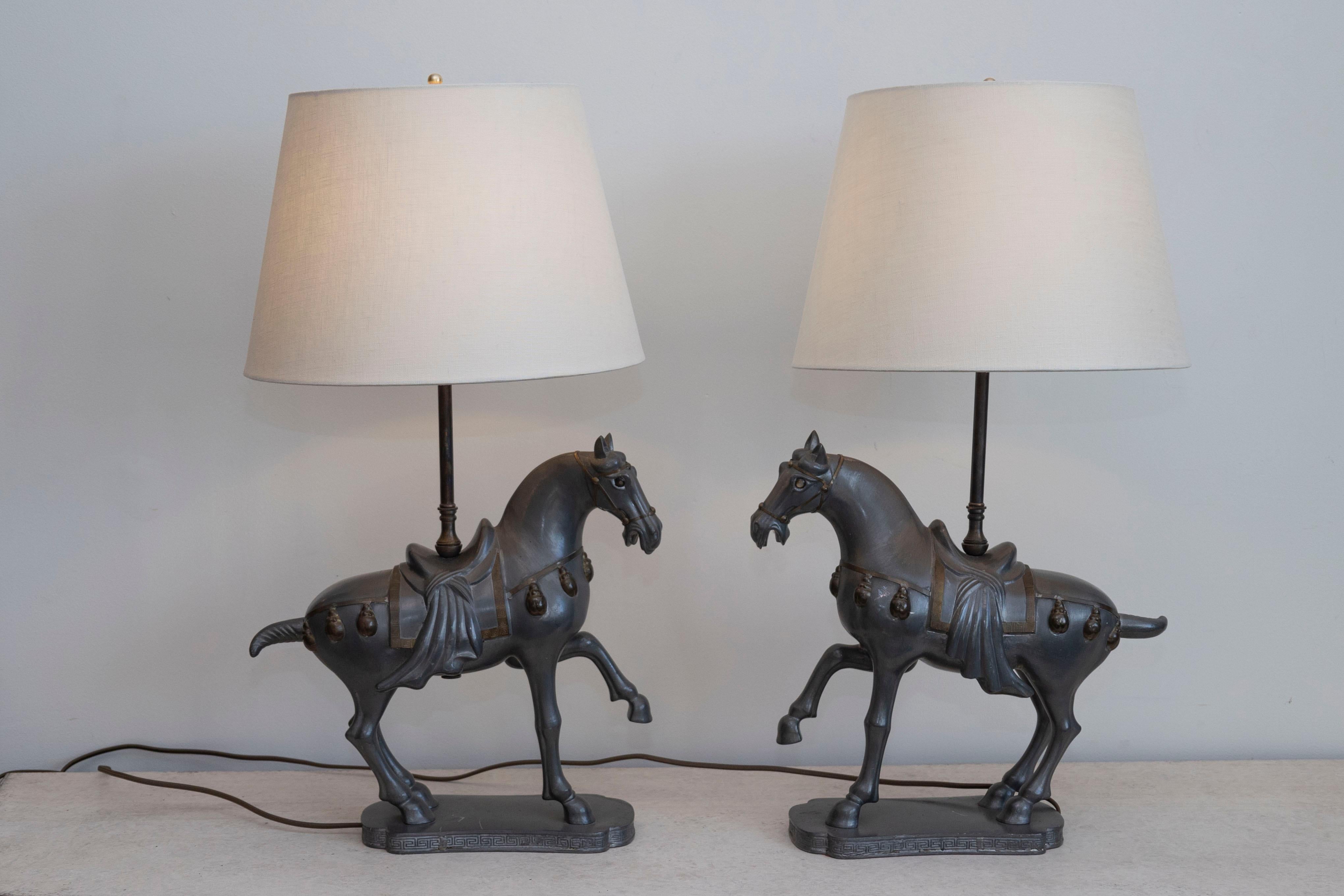 Français Paire de lampes de table à cheval de style Tang Dynasty du 20e siècle en vente