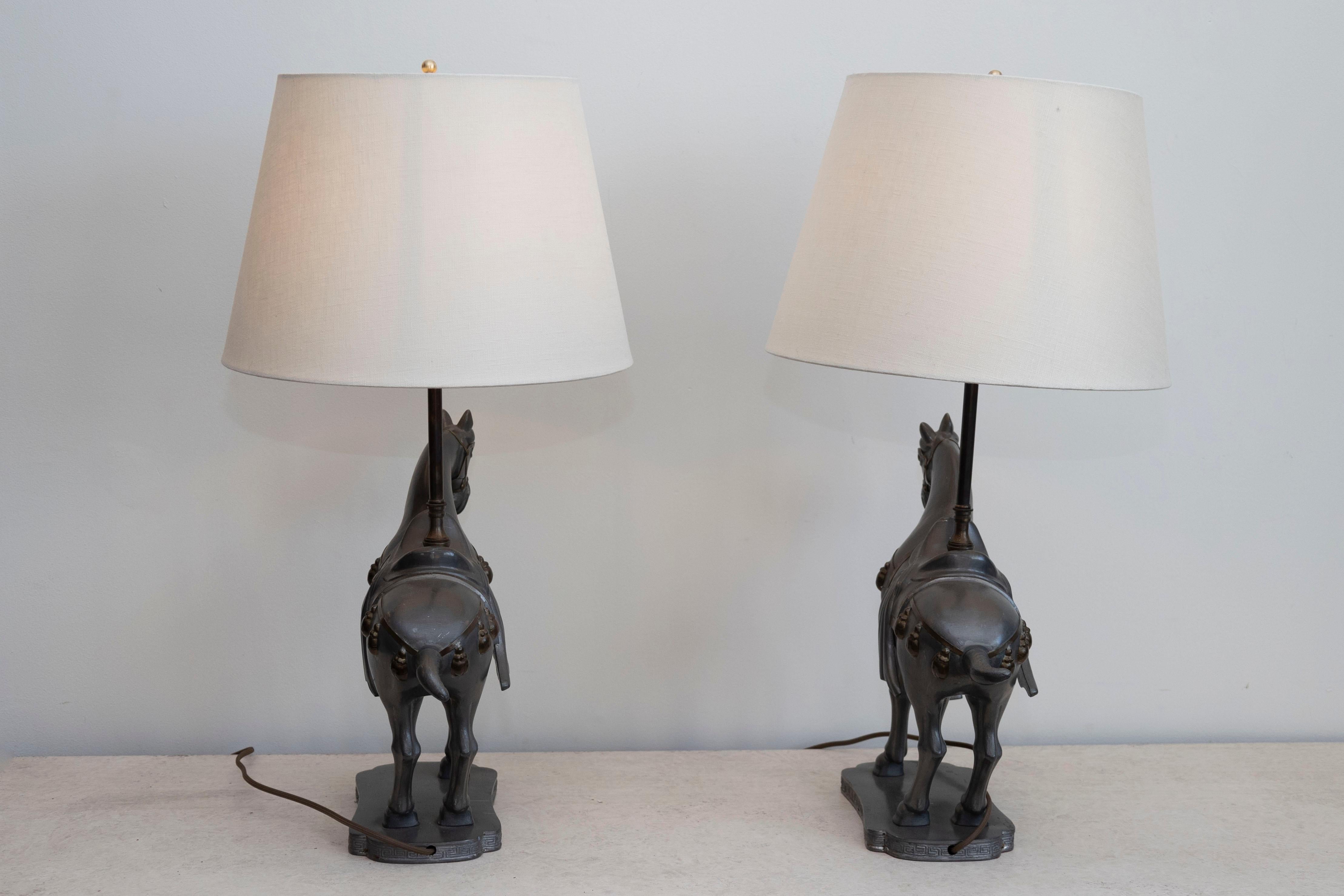 Moulage Paire de lampes de table à cheval de style Tang Dynasty du 20e siècle en vente