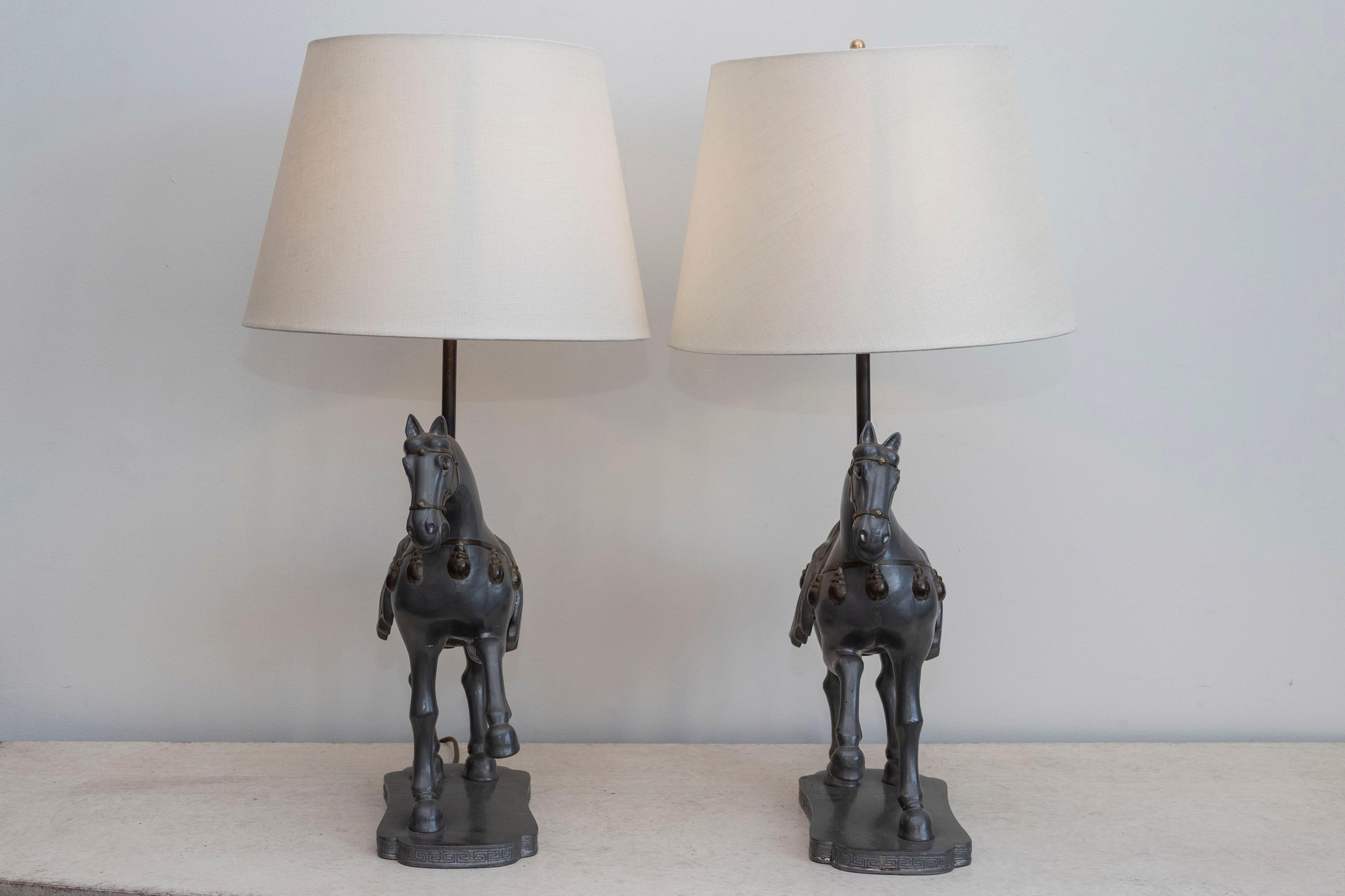 Paire de lampes de table à cheval de style Tang Dynasty du 20e siècle Bon état - En vente à Atlanta, GA