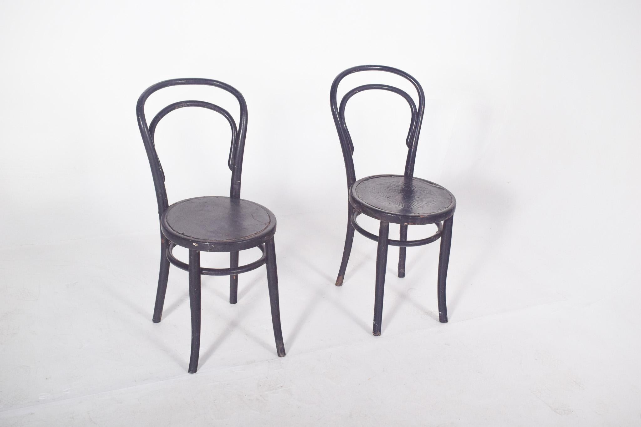 Pair of Thonet-style painted chairs. A classic of 19th century European design, characterised by their lightness, strength and organic shapes obtained through the innovative technique of moulded wood. The double arched backrest and round seat give