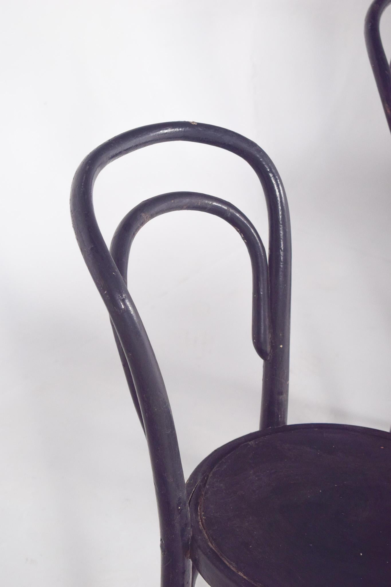 20th Century Pair of Thonet-Style Painted Chairs In Distressed Condition For Sale In Lisboa, Lisboa
