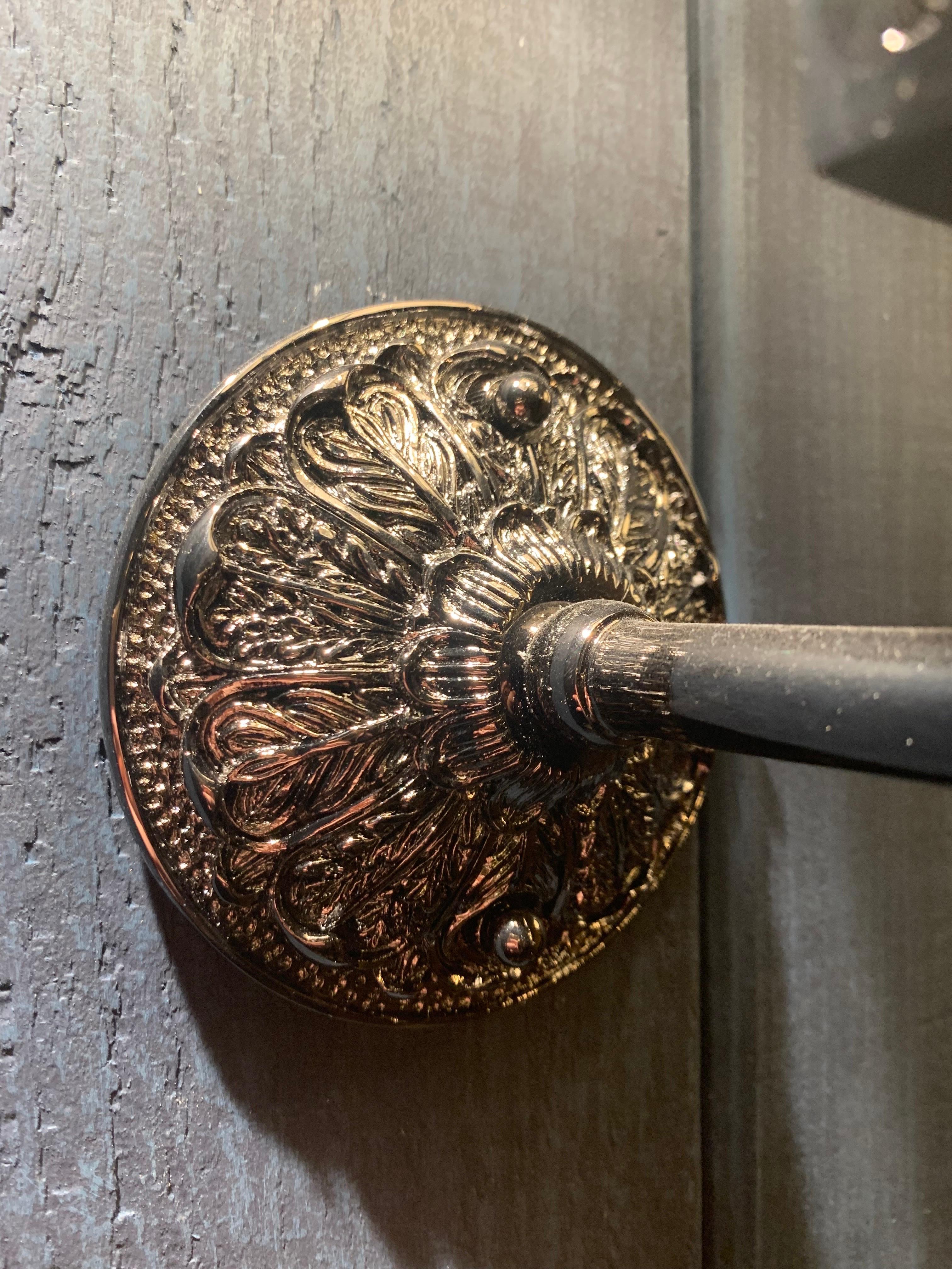 Exceptionnelle paire de torches en bronze nickelé noir. Les abat-jour sont en cristal de roche finement taillé.

Nous avons une paire en stock mais nous pouvons les produire sur mesure et dans d'autres finitions telles que le bronze naturel, l'or