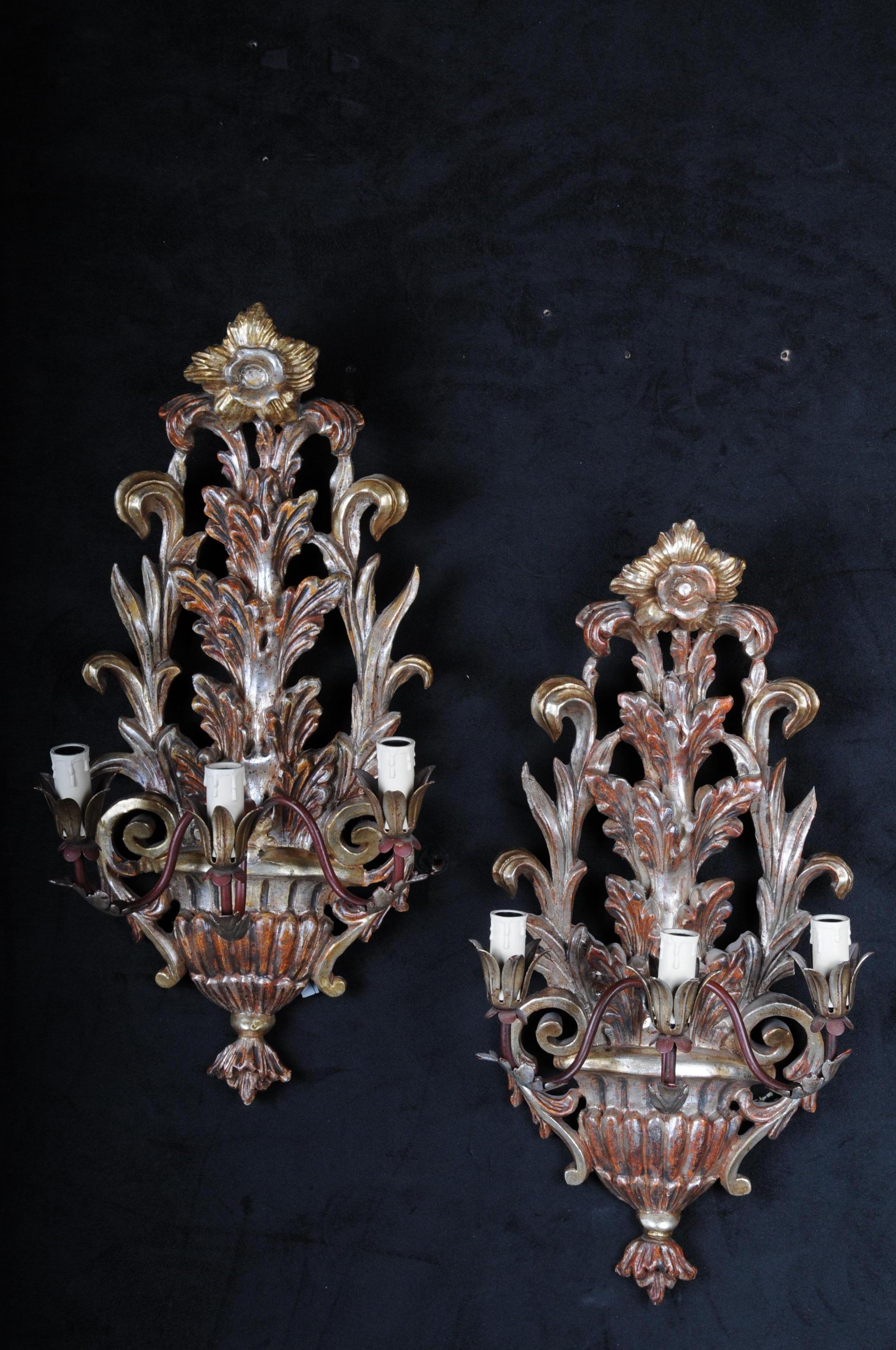 20th century pair of Venetian wall sconces, Italy

Solid wood, carved, colored and silver plated. 3 arms each, electrified.
Richly ornamented and ornate body.

(F-108).