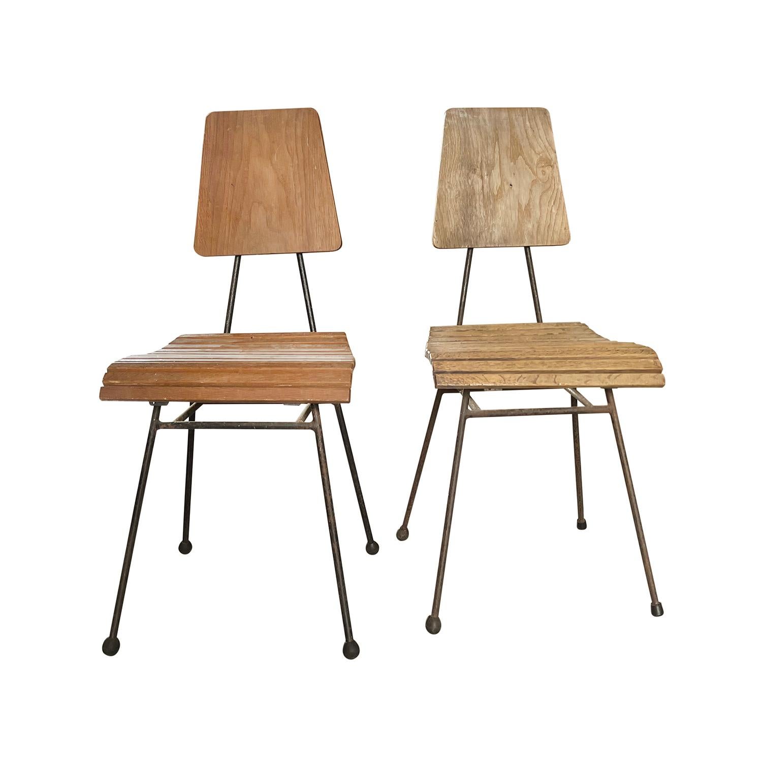 Paire de petites chaises d'appoint italiennes vintage du milieu du siècle, en bois de teck travaillé à la main, en bon état. Les chaises d'angle et d'extrémité ont un dossier légèrement incurvé et une assise cintrée, et reposent sur quatre longs
