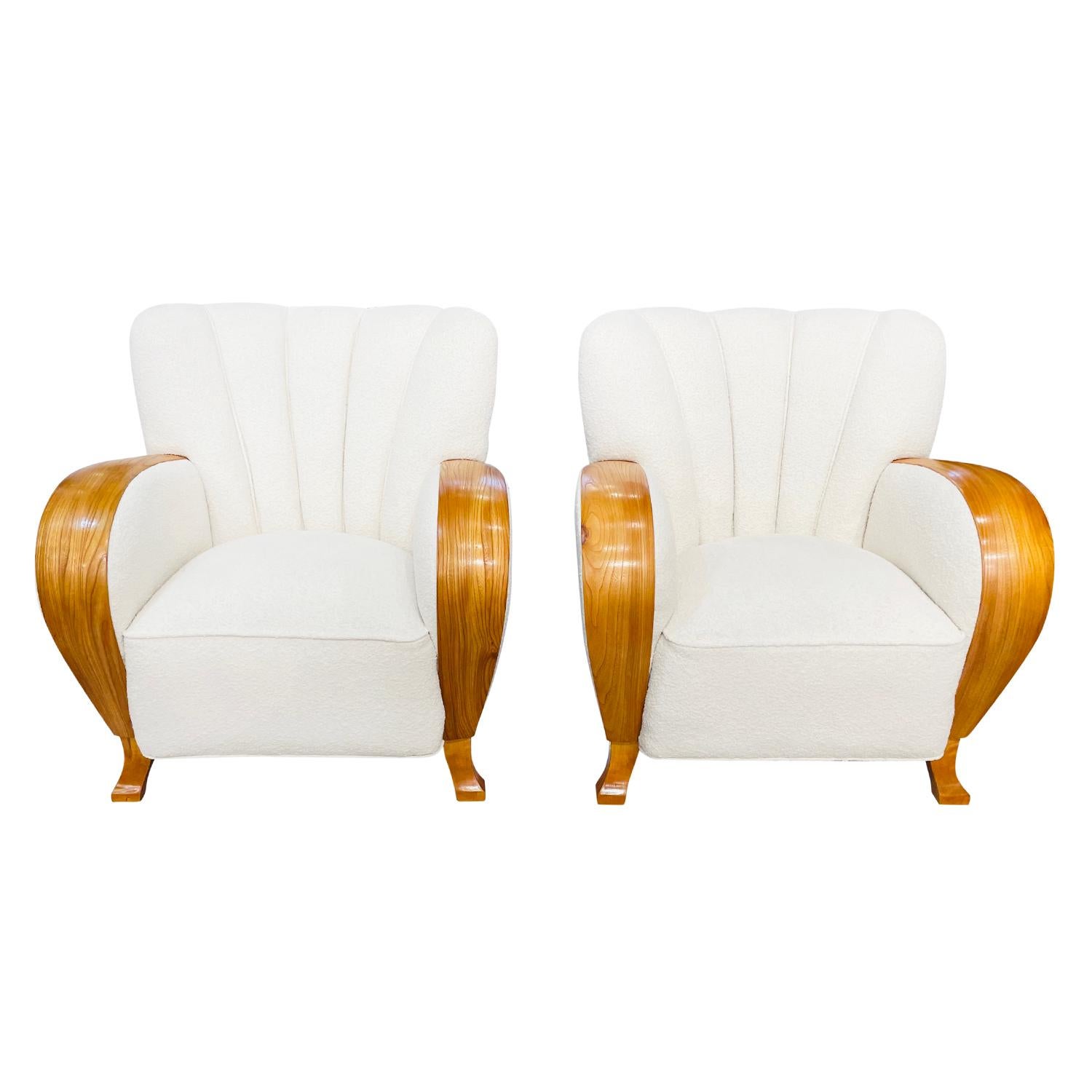 Une paire vintage de grandes chaises de salon Art Deco danoises en bois de bouleau poli travaillé à la main, conçues et produites par un designer inconnu de Copenhague, en bon état. Les fauteuils scandinaves ont un dossier haut et incurvé et deux