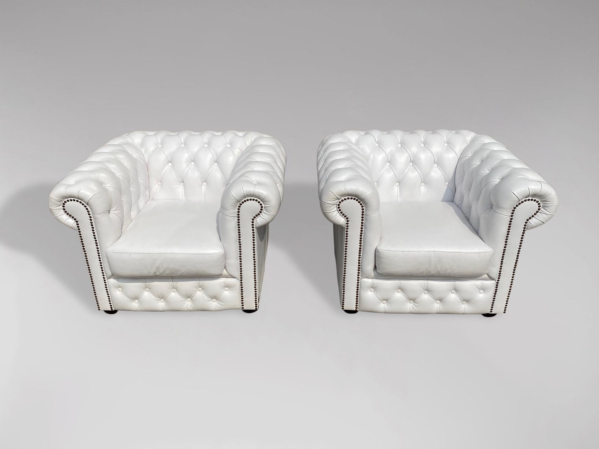 Britannique Paire de fauteuils club Chesterfield en cuir blanc du XXe siècle en vente
