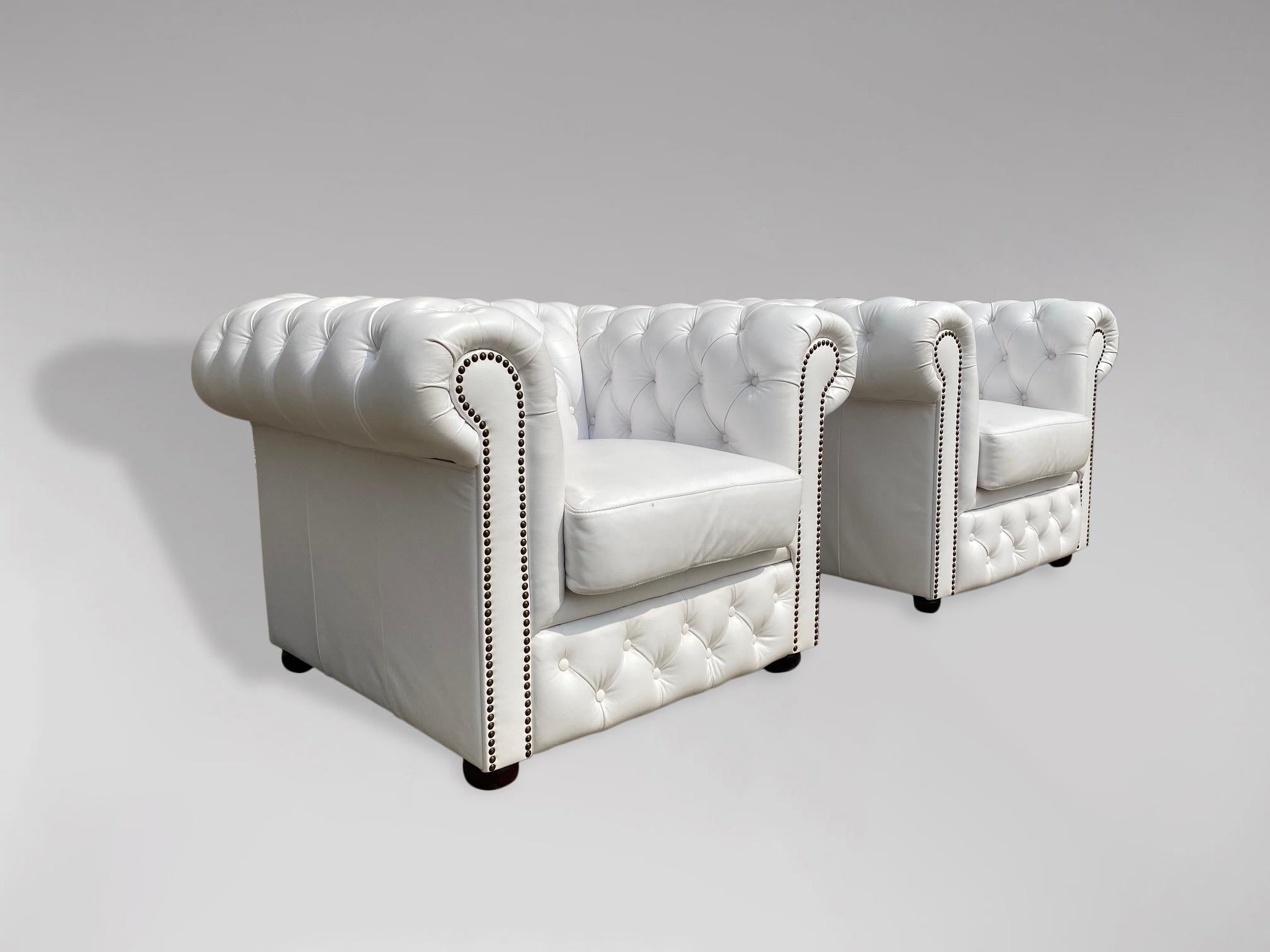 Fait main Paire de fauteuils club Chesterfield en cuir blanc du XXe siècle en vente