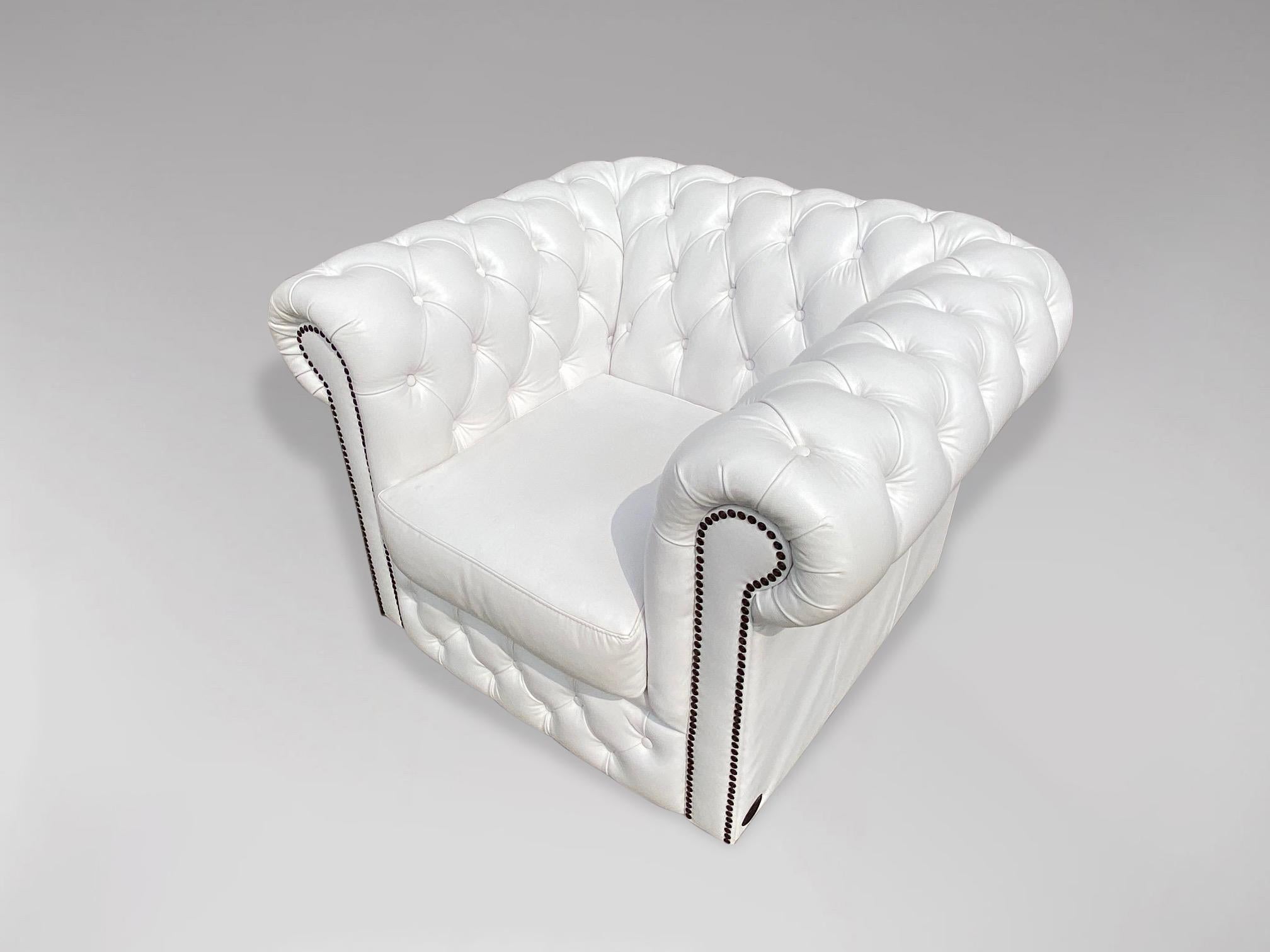 Paire de fauteuils club Chesterfield en cuir blanc du XXe siècle Bon état - En vente à Petworth,West Sussex, GB