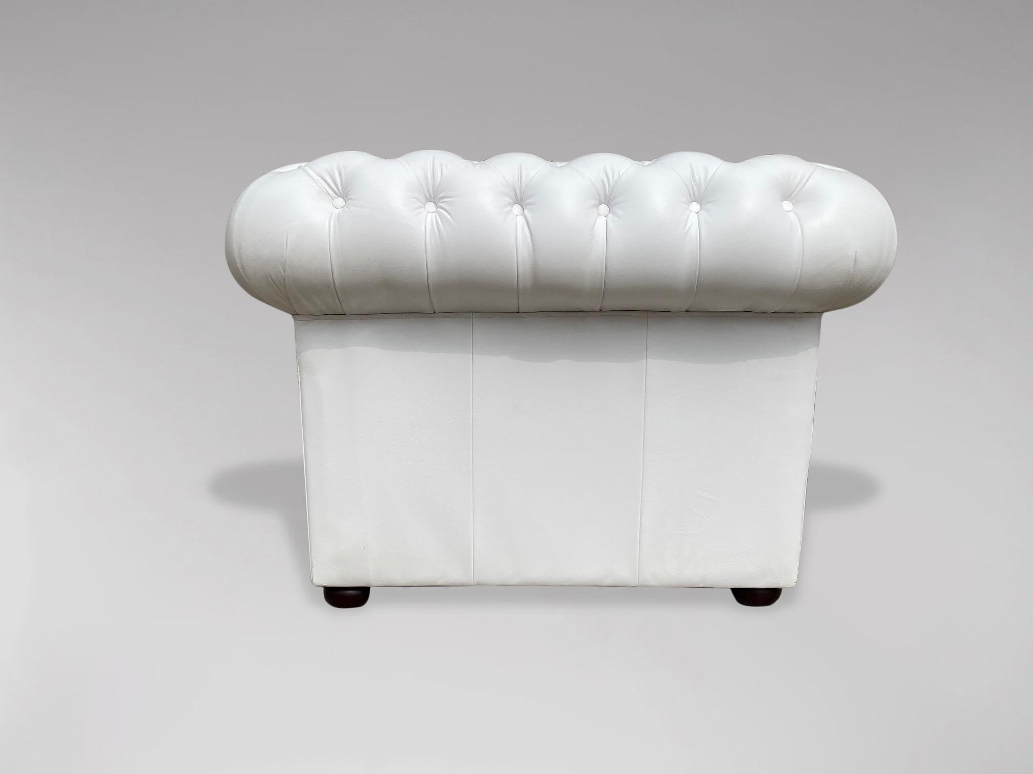20ième siècle Paire de fauteuils club Chesterfield en cuir blanc du XXe siècle en vente