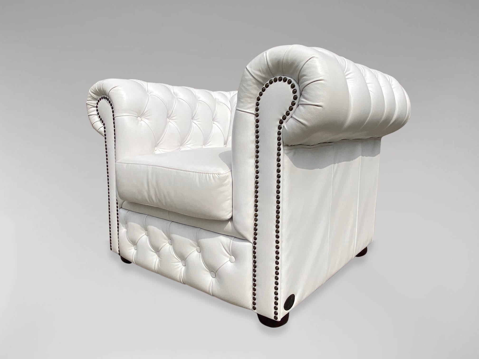 Cuir Paire de fauteuils club Chesterfield en cuir blanc du XXe siècle en vente