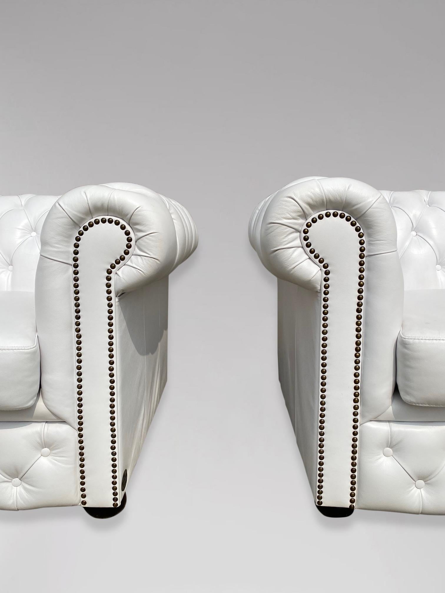 Paire de fauteuils club Chesterfield en cuir blanc du XXe siècle en vente 1