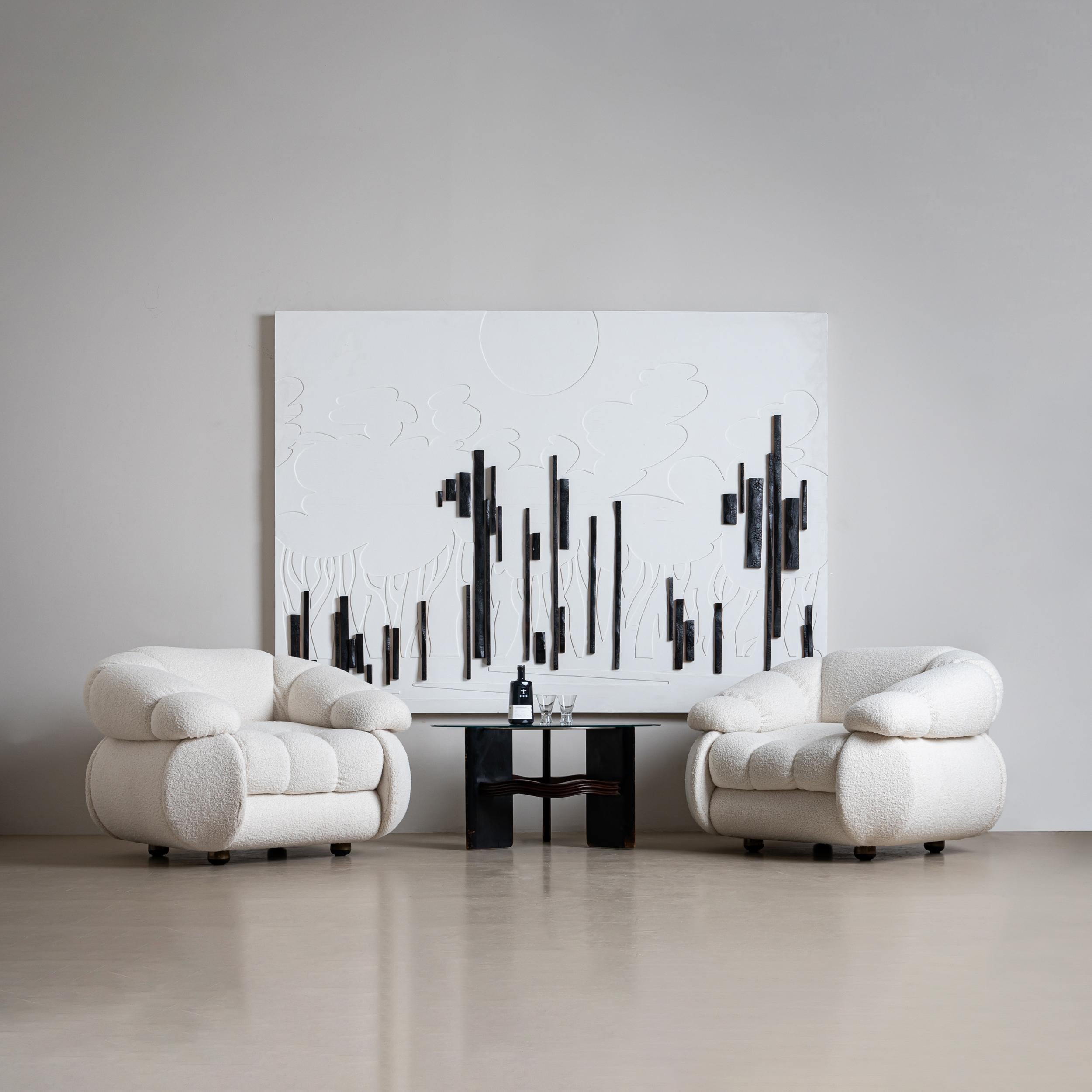 Cette paire de chaises longues du designer italien Adriano Piazzesi date des années 1970. Les chaises présentent un design doux et nuageux et ont été retapissées dans un tissu bouclé blanc. Piazzesi (1923-2009) est réputé pour ses designs organiques