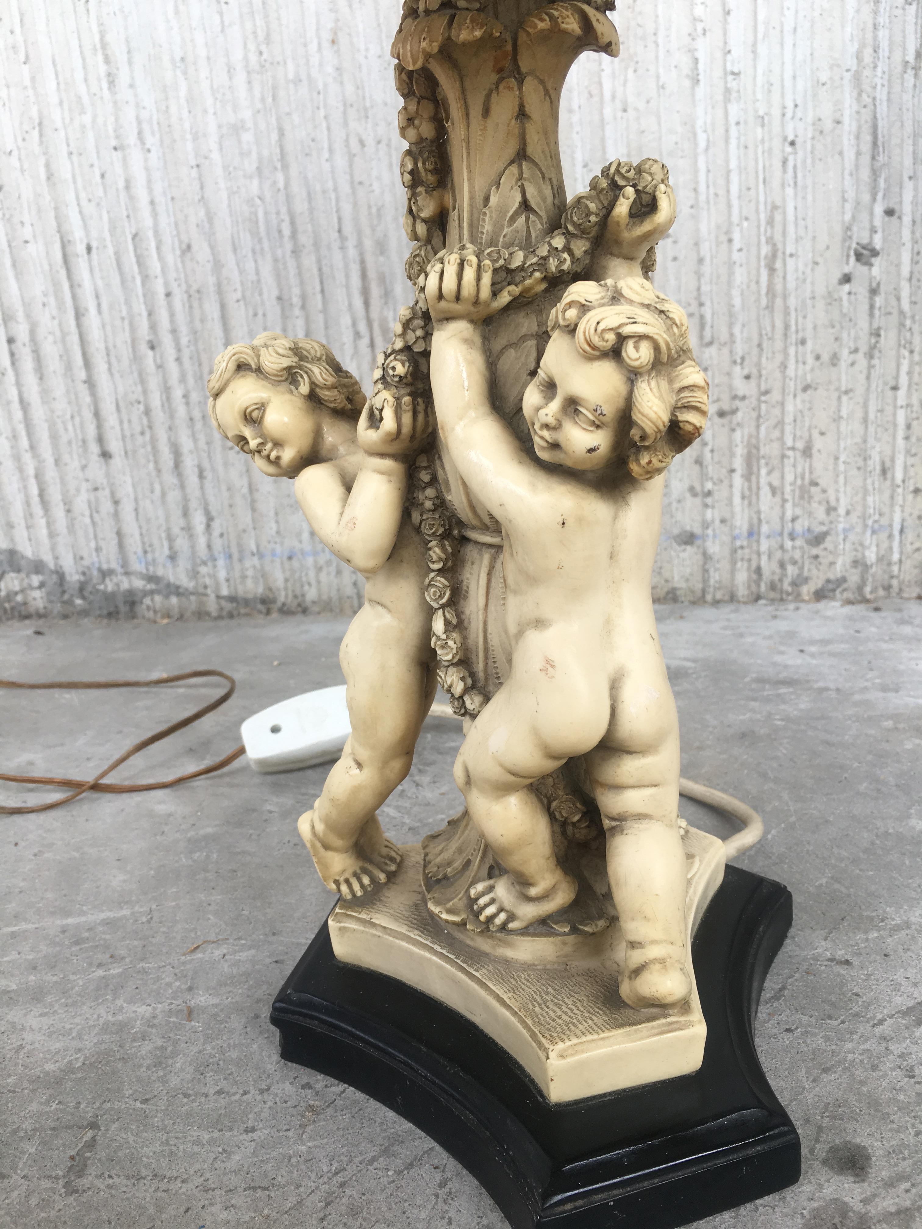 20th Century Pair of White Resin Cherub Lamps on Wooden Bases by G. Ruggeri For Sale 3