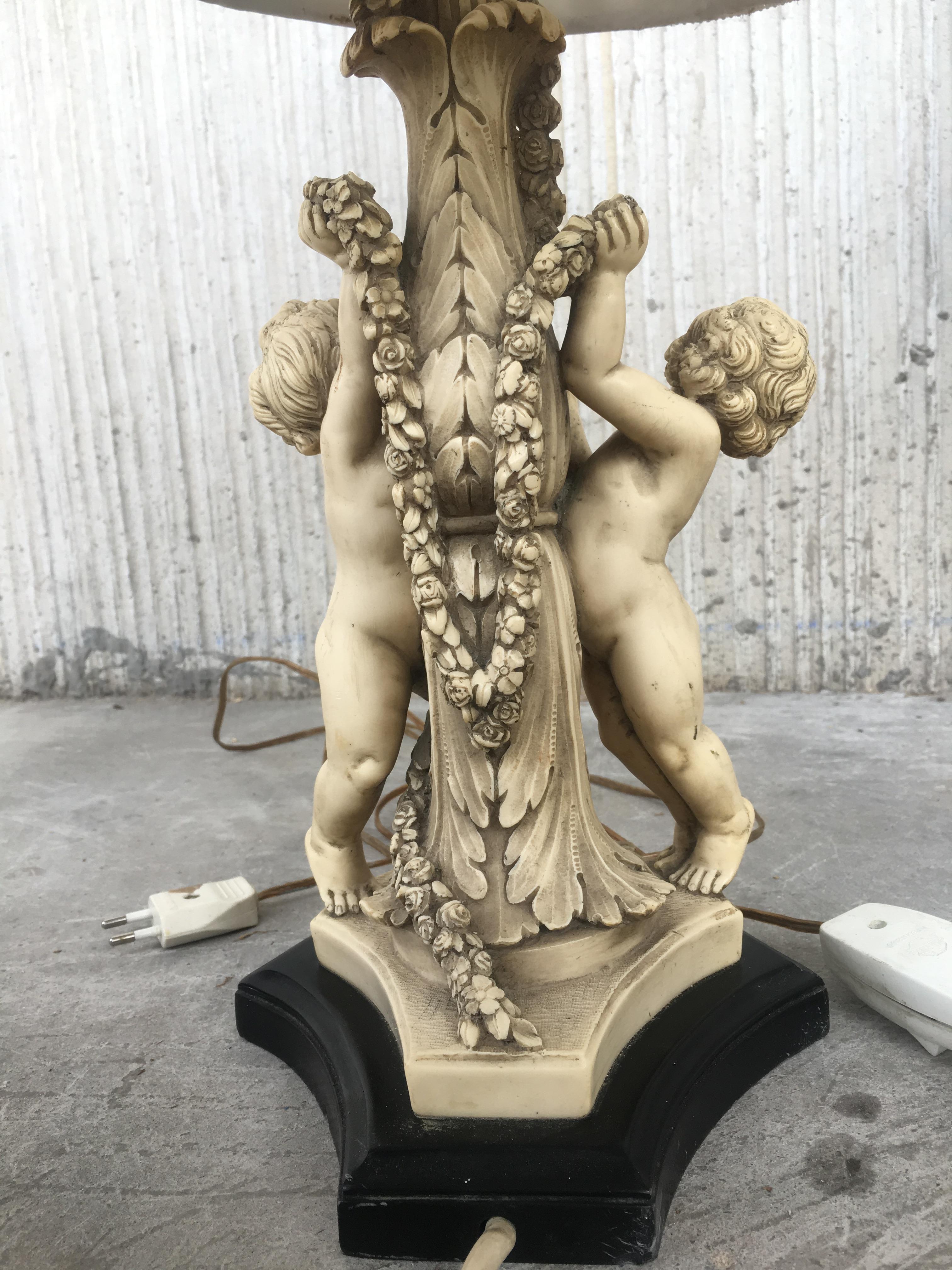 20th Century Pair of White Resin Cherub Lamps on Wooden Bases by G. Ruggeri For Sale 6