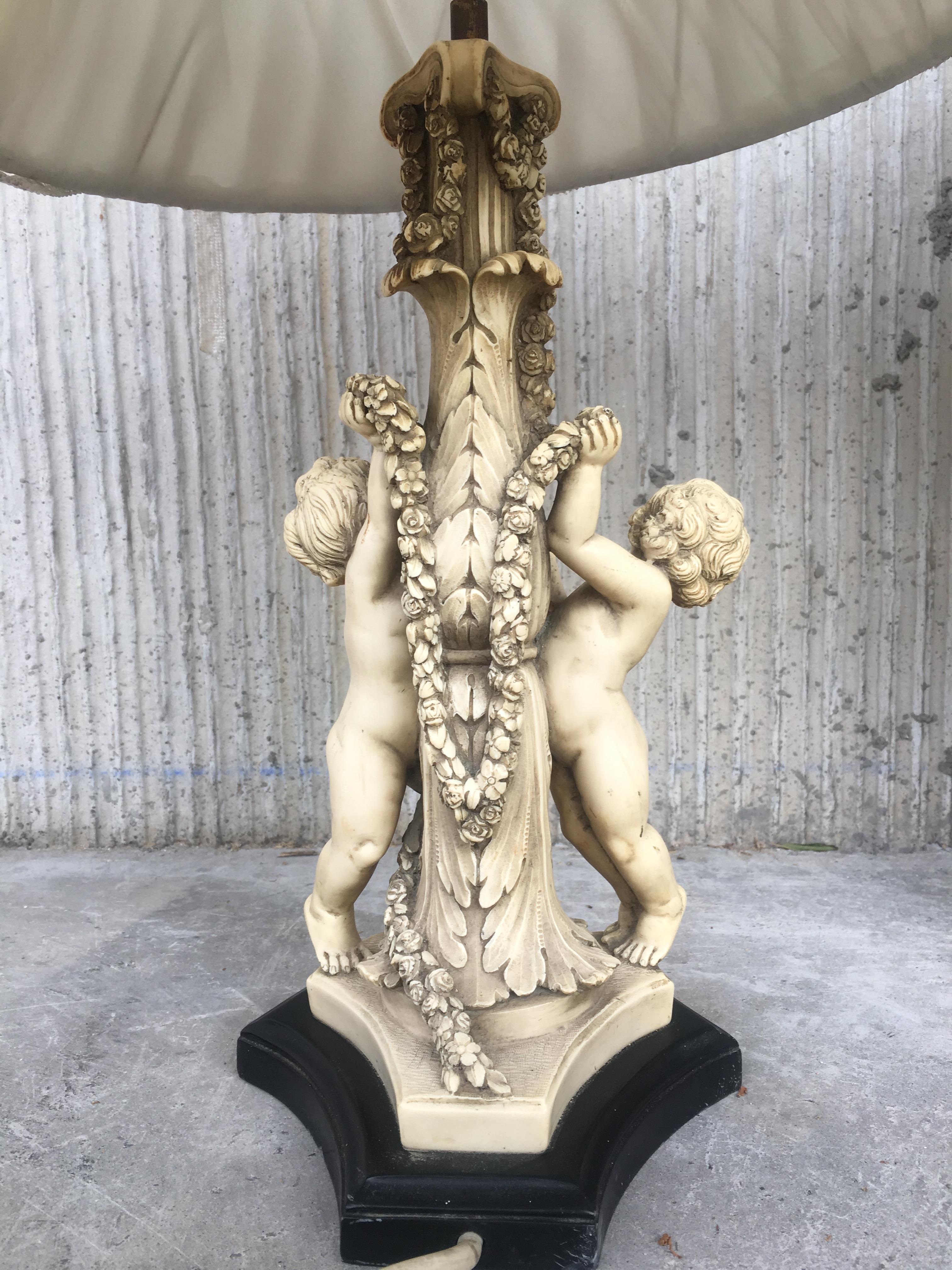 Neoclassical 20th Century Pair of White Resin Cherub Lamps on Wooden Bases by G. Ruggeri For Sale