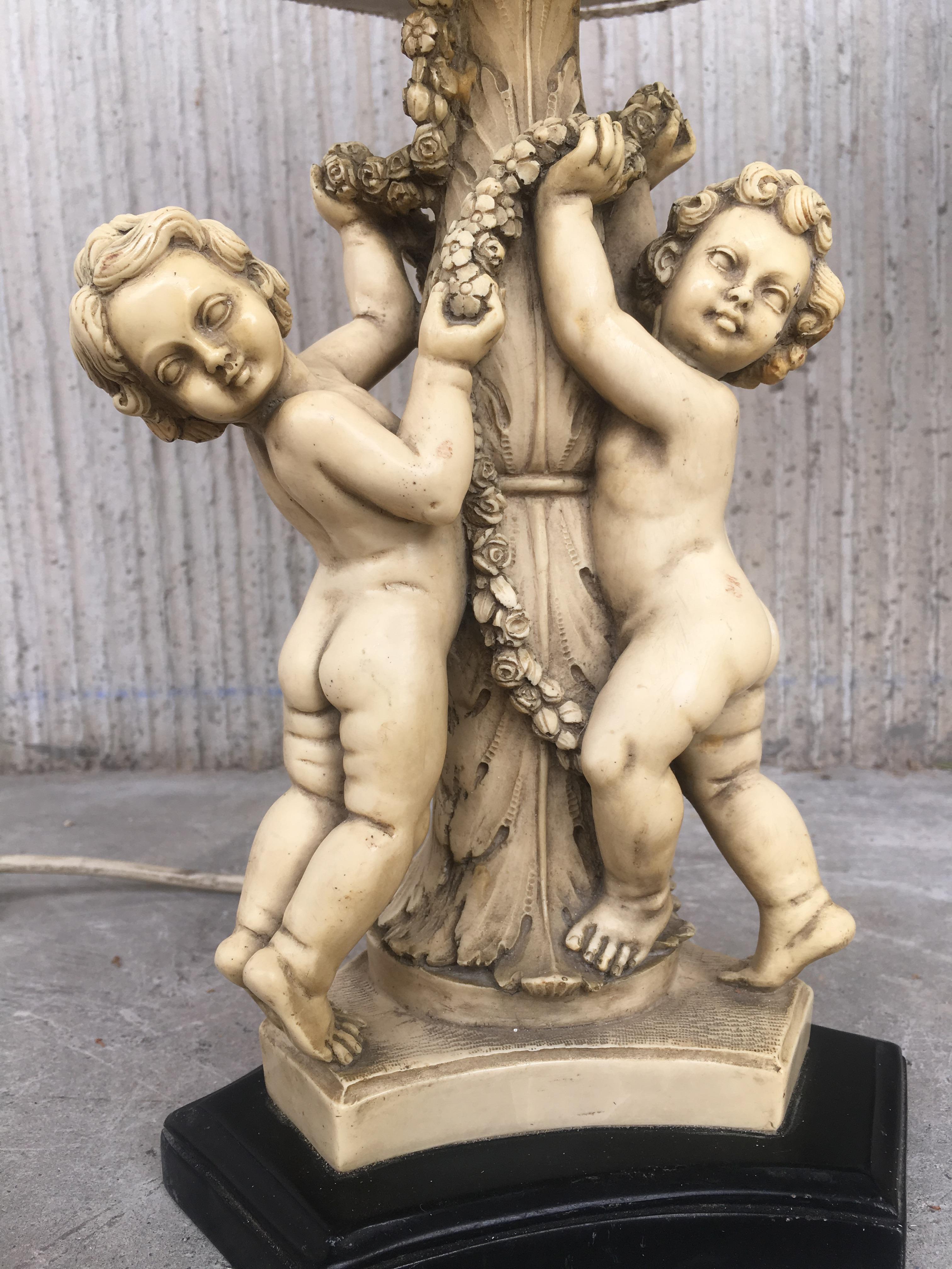 20th Century Pair of White Resin Cherub Lamps on Wooden Bases by G. Ruggeri For Sale 1