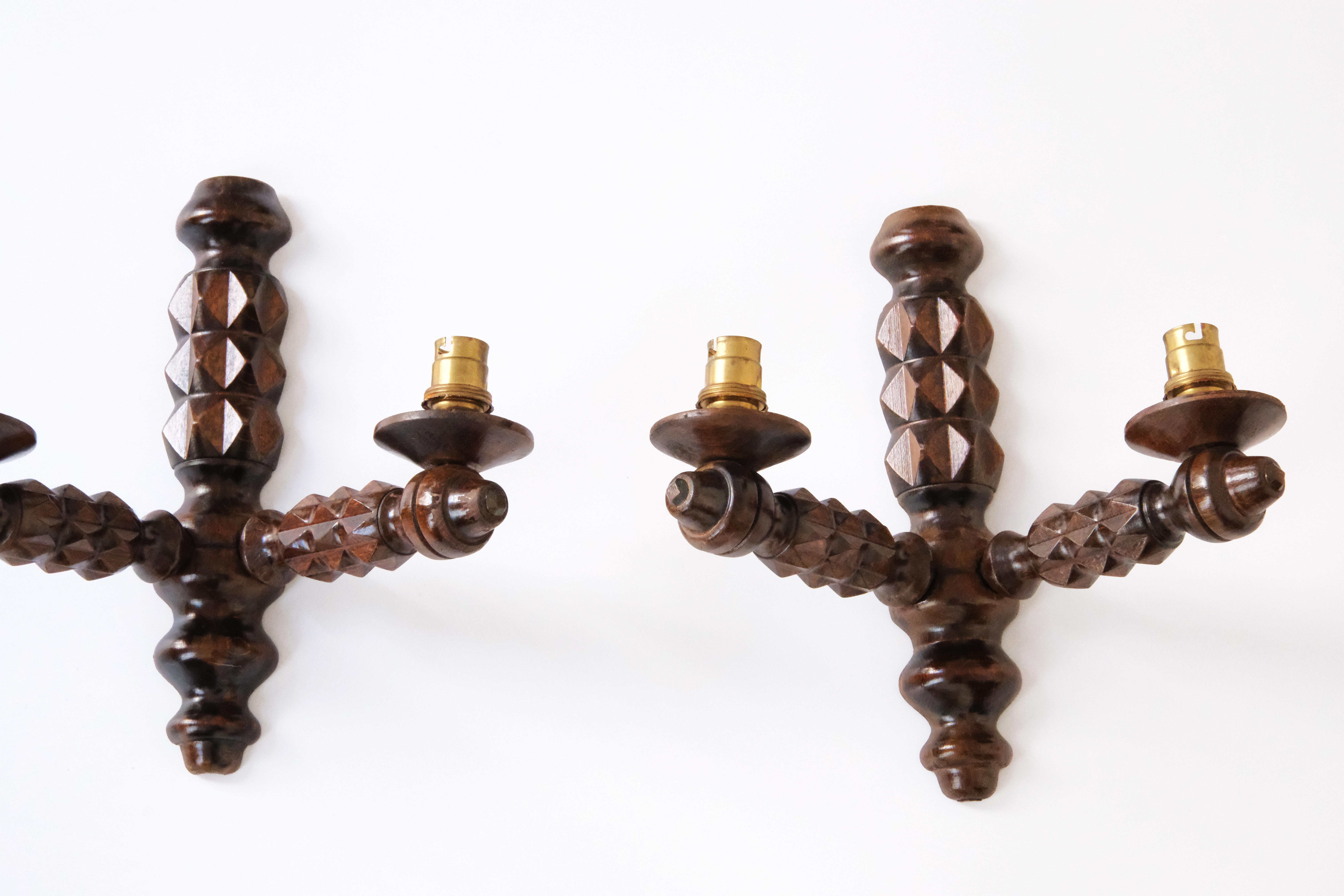 Francese Coppia di applique in legno intagliato a mano del XX secolo nello stile di Dudouyt in vendita