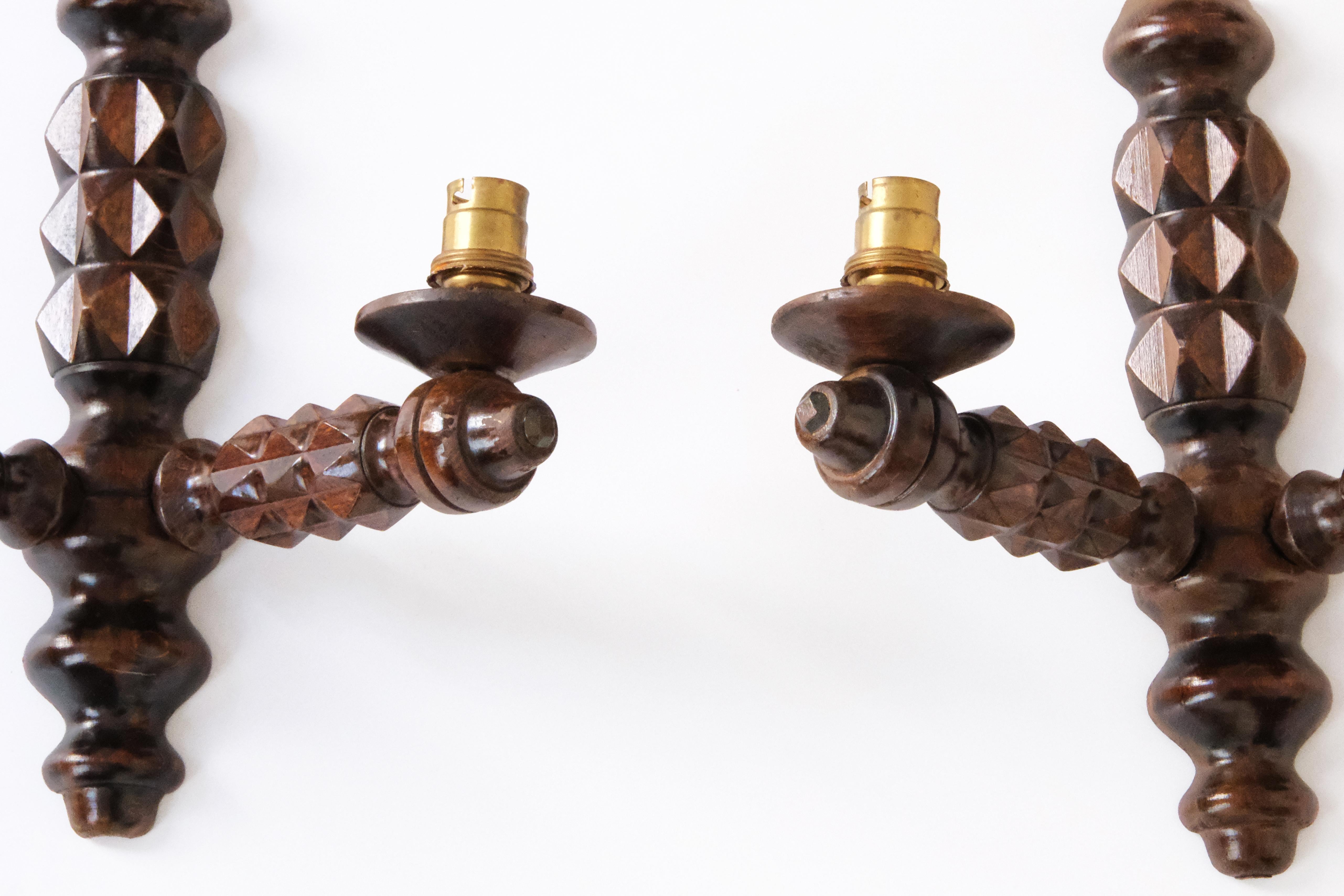 Coppia di applique in legno intagliato a mano del XX secolo nello stile di Dudouyt In condizioni buone in vendita a London, GB