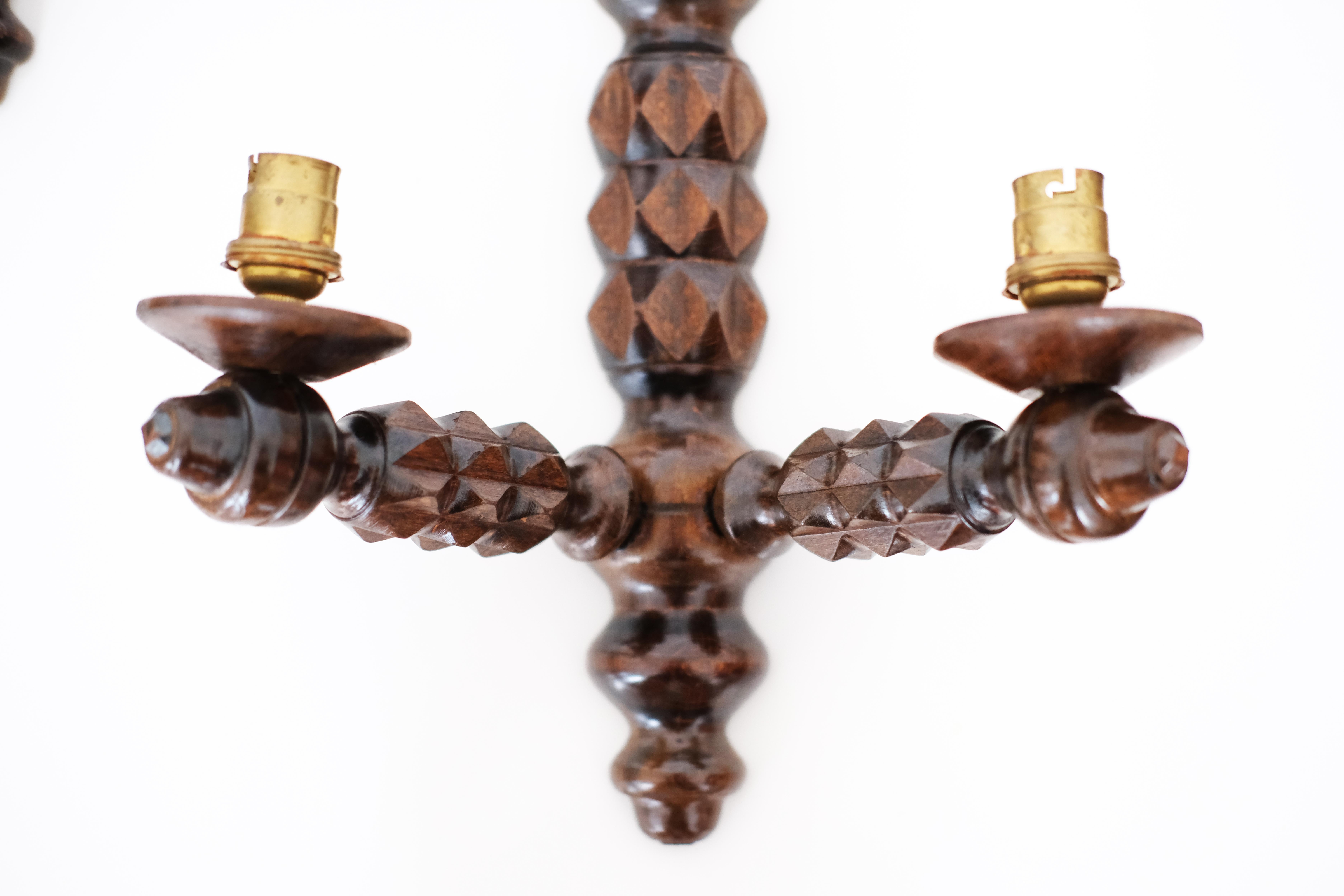 Quercia Coppia di applique in legno intagliato a mano del XX secolo nello stile di Dudouyt in vendita