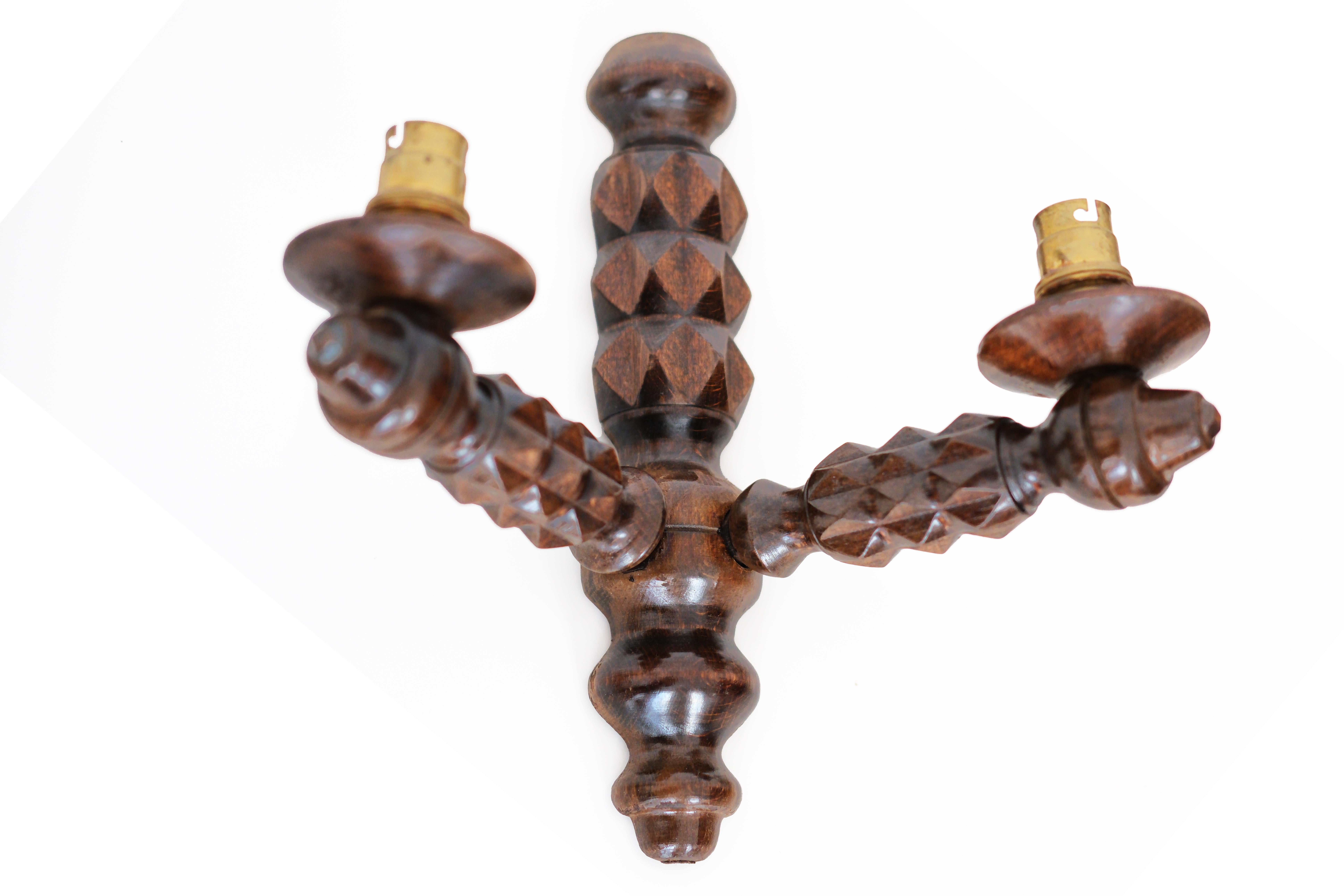 Coppia di applique in legno intagliato a mano del XX secolo nello stile di Dudouyt in vendita 1