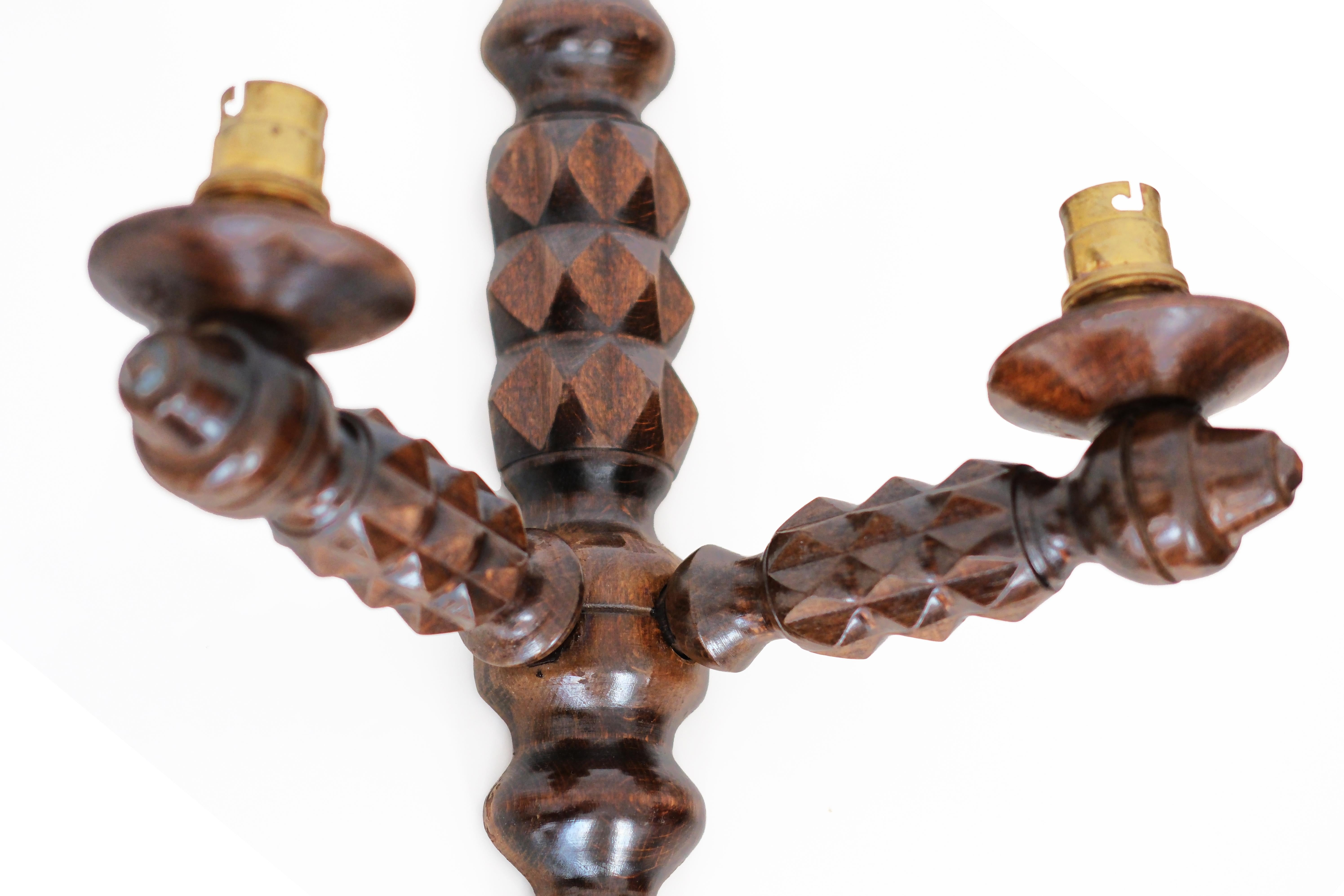 Coppia di applique in legno intagliato a mano del XX secolo nello stile di Dudouyt in vendita 2