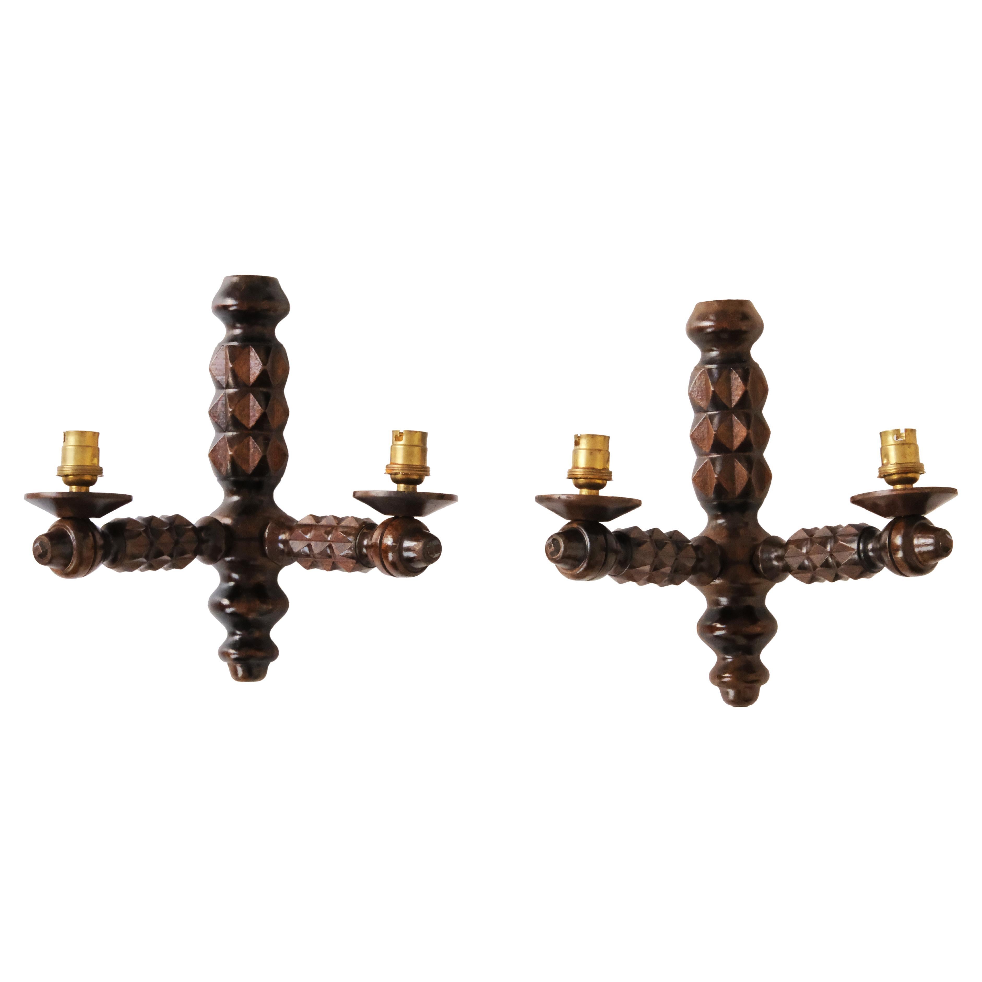 Coppia di applique in legno intagliato a mano del XX secolo nello stile di Dudouyt