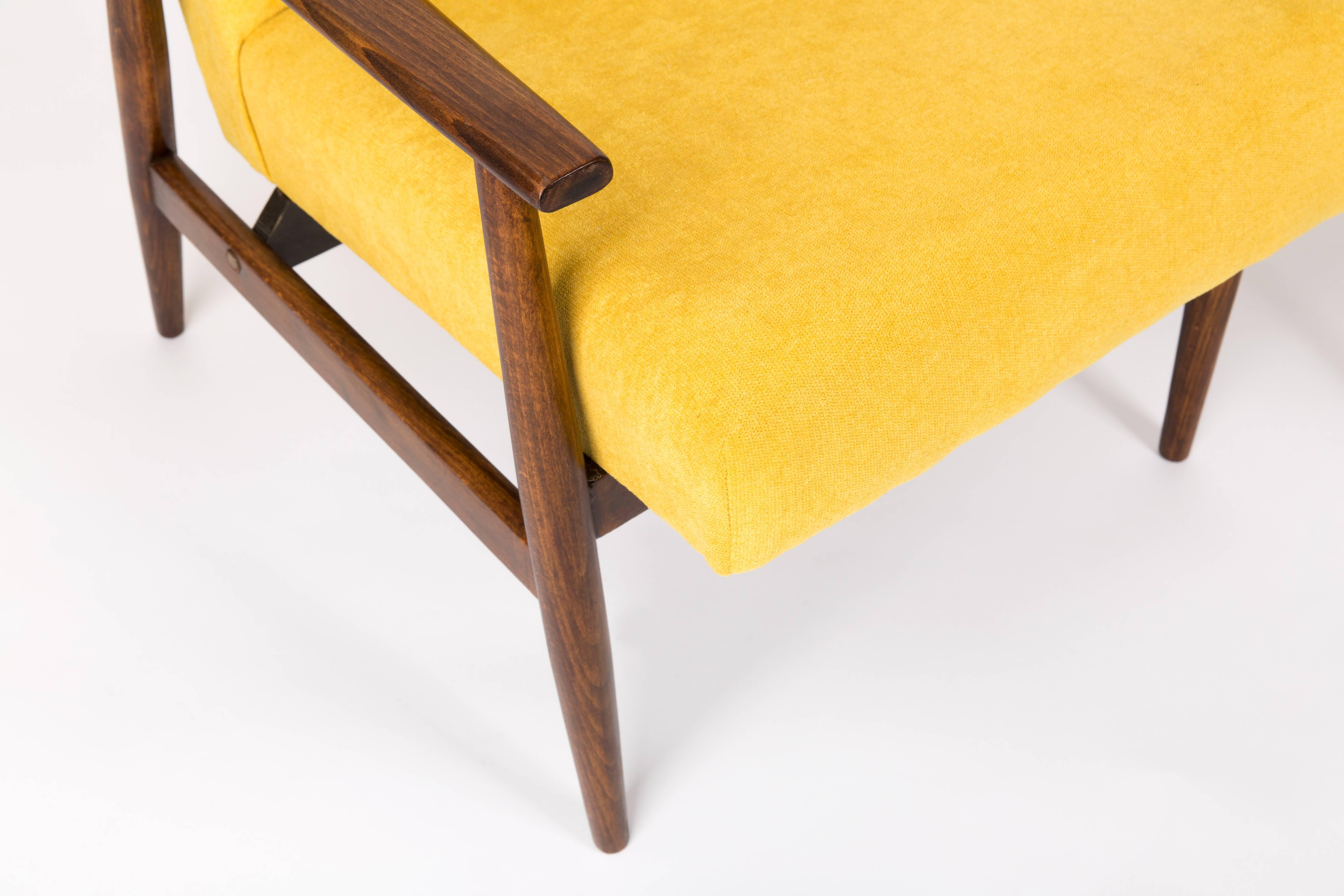 Un beau fauteuil restauré, conçu par Henryk Lis. Meubles après une rénovation complète de la menuiserie et de la tapisserie. Le tissu, qui est recouvert d'un dossier et d'une assise, est un revêtement en velours de haute qualité. Les fauteuils