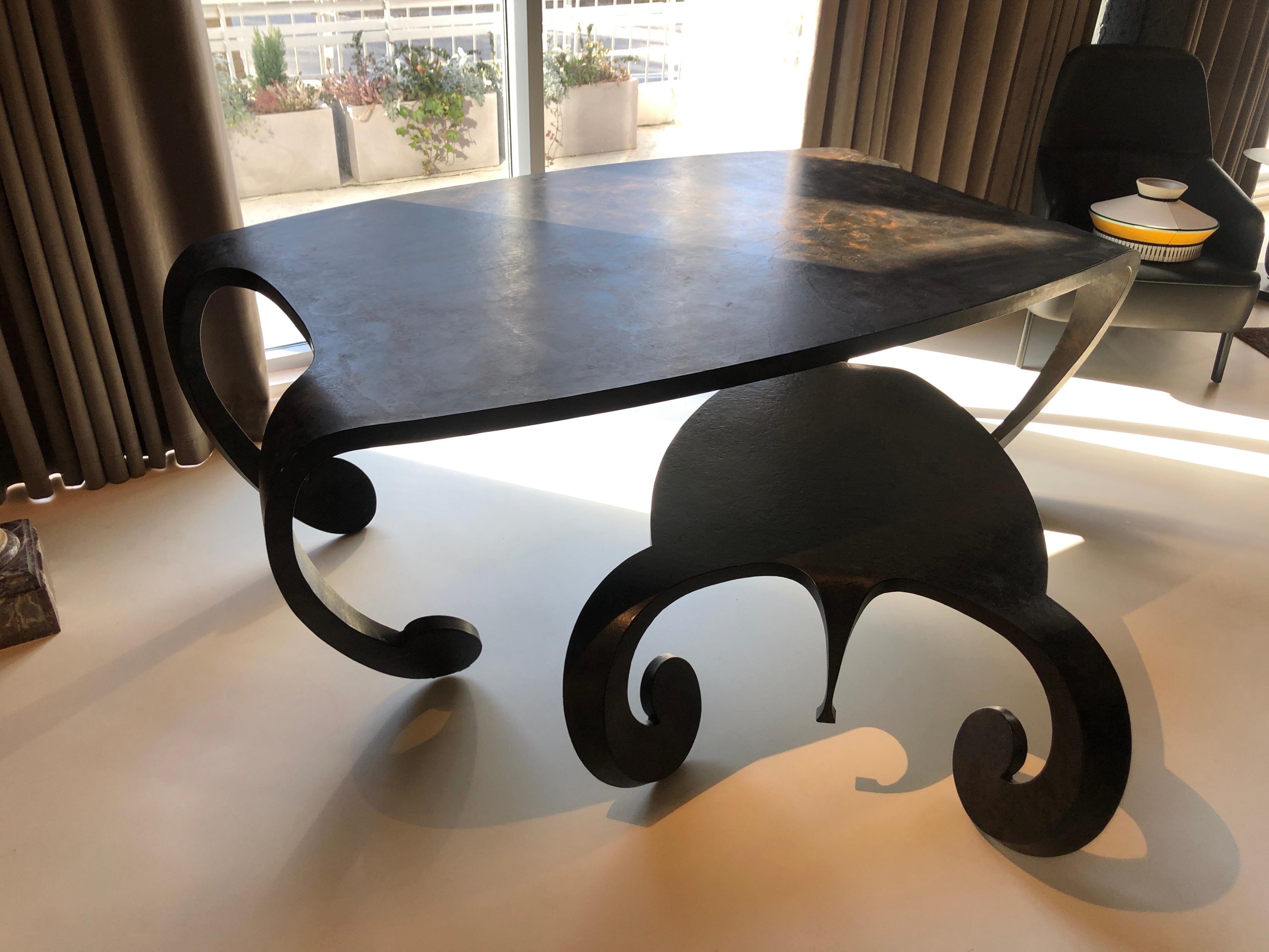 Table de salle à manger modèle Pangolin signée par Yves Pagart en métal peint plié et soudé. Style unique.
Édition limitée signée et numérotée 6/16 de 1996.
75/200/125 cm.

 