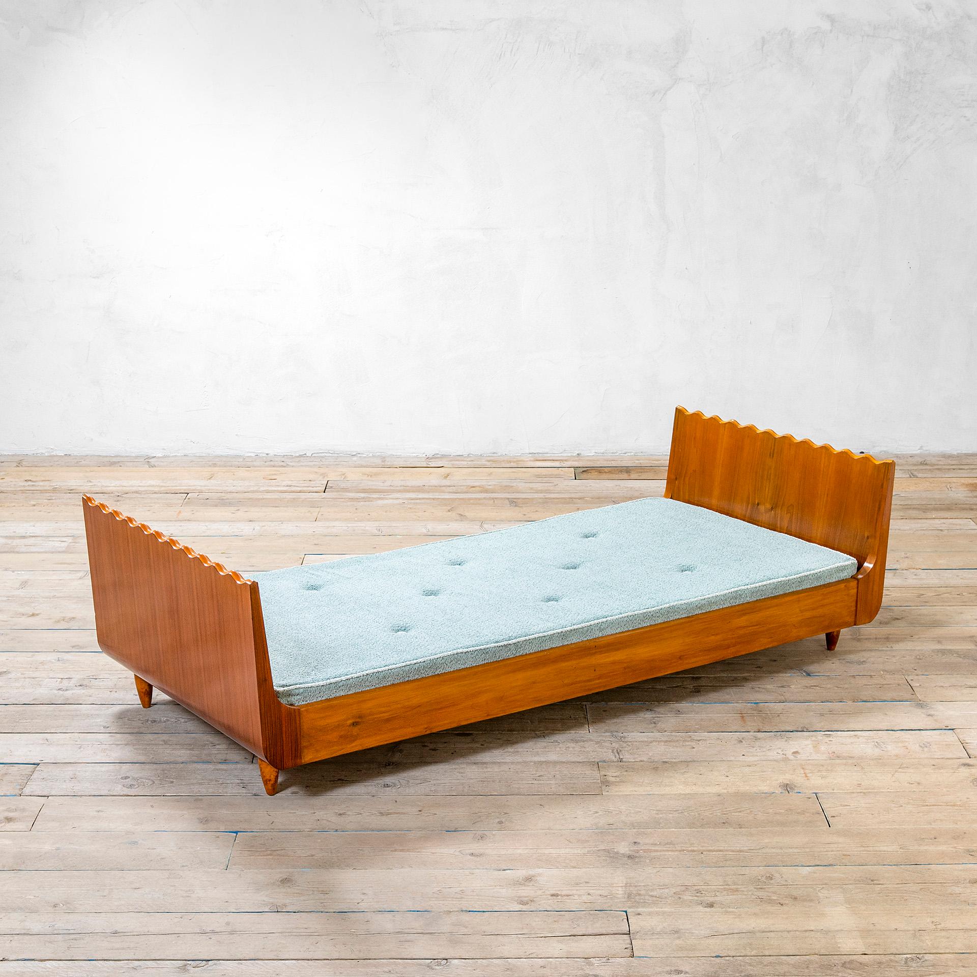 Mid-Century Modern 20th Century Paolo Buffa Wooden Daybed with Mattress for Serafino Arrighi, 1940s For Sale