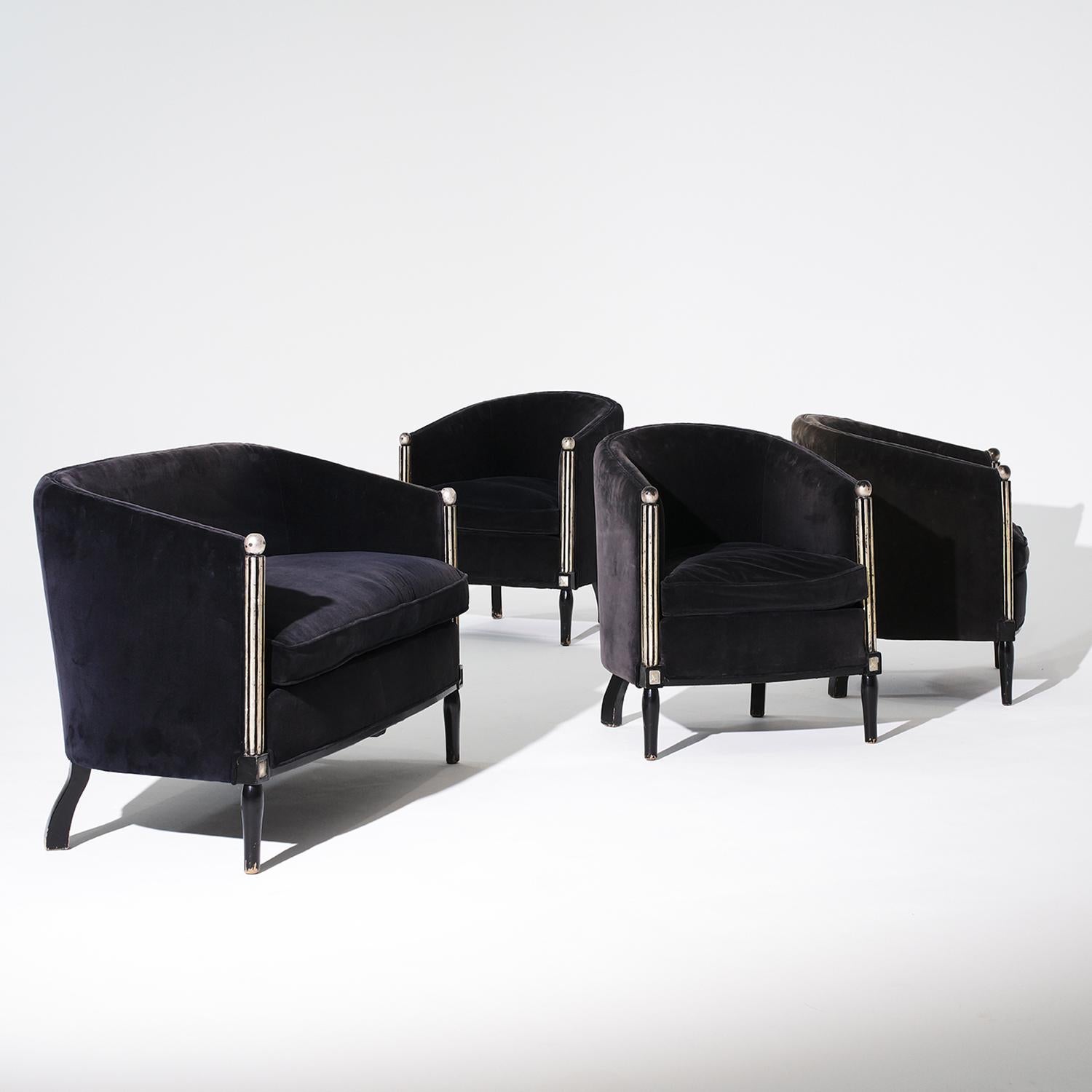 Eine Reihe von drei Vintage Französisch Art Deco fauteuils und Sofa, in gutem Zustand. Die Stühle und das Sofa sind aus handgeschnitztem Birkenholz gefertigt und mit schwarzem Samtstoff sowie silberfarbenem, ebonisiertem Hochglanz poliertem Finish