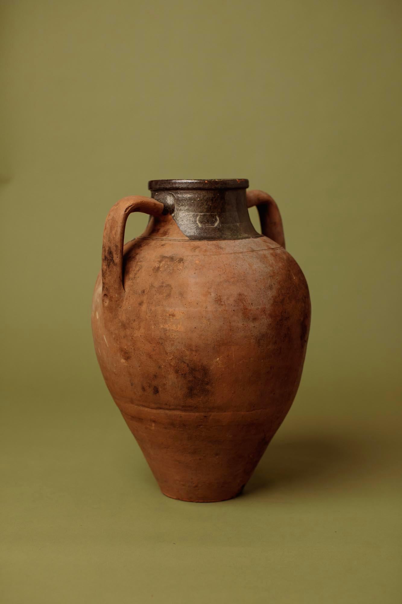 Turc Jarre à olives artisanale en terre cuite à glaçure partielle du 20e siècle, Anato occidental en vente