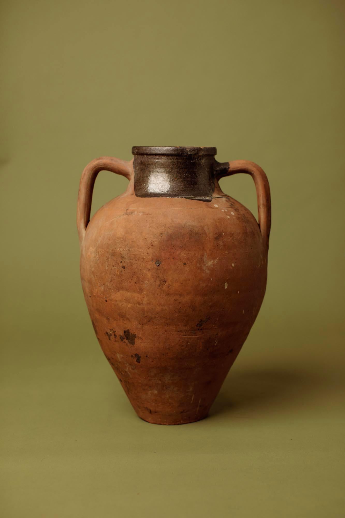 Sculpté à la main Jarre à olives artisanale en terre cuite à glaçure partielle du 20e siècle, Anato occidental en vente