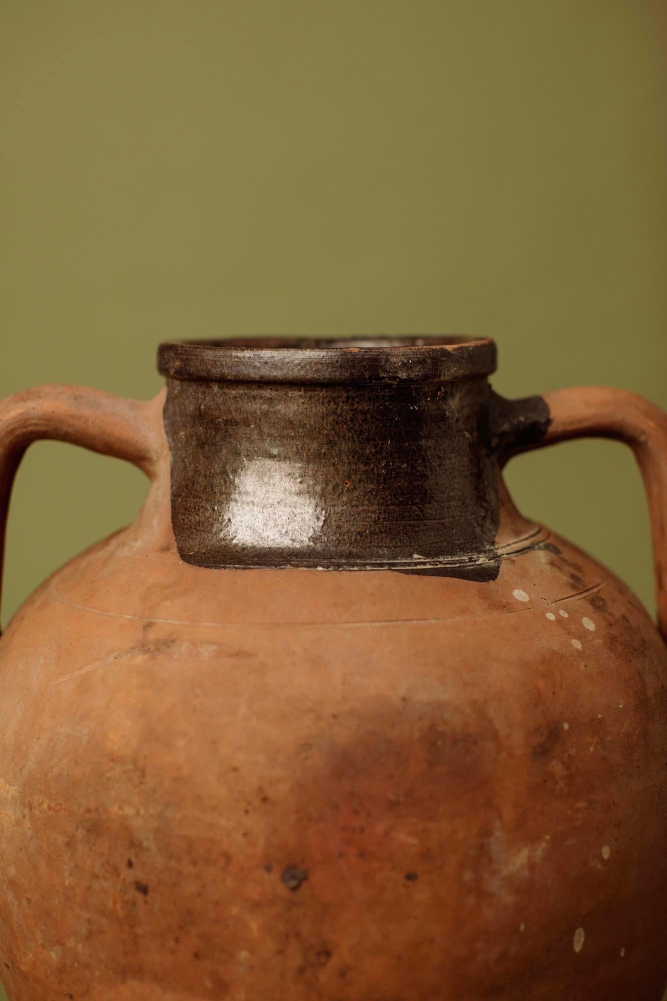 Milieu du XXe siècle Jarre à olives artisanale en terre cuite à glaçure partielle du 20e siècle, Anato occidental en vente