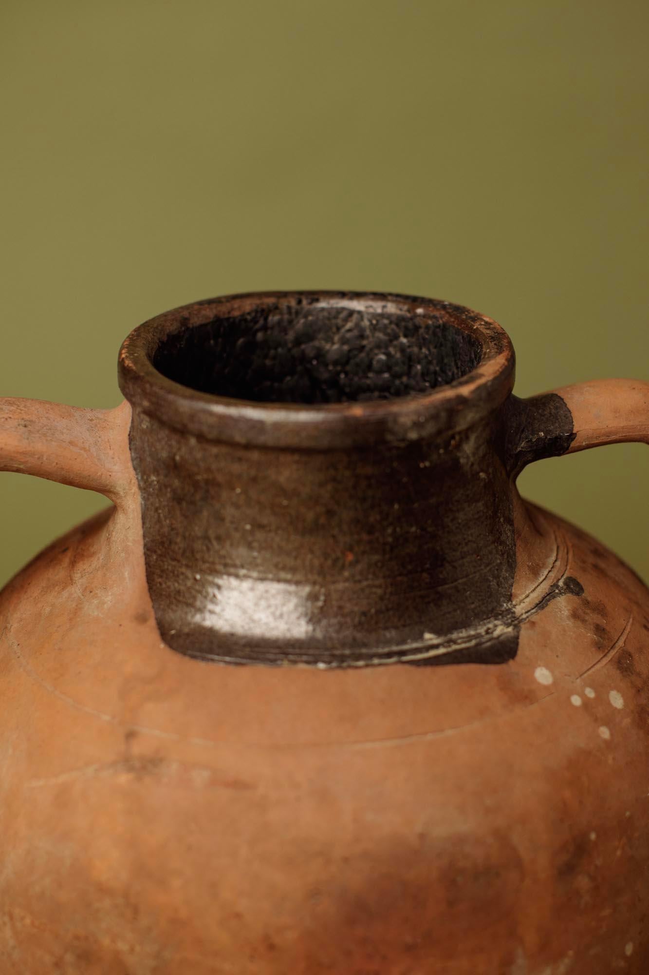 Argile Jarre à olives artisanale en terre cuite à glaçure partielle du 20e siècle, Anato occidental en vente