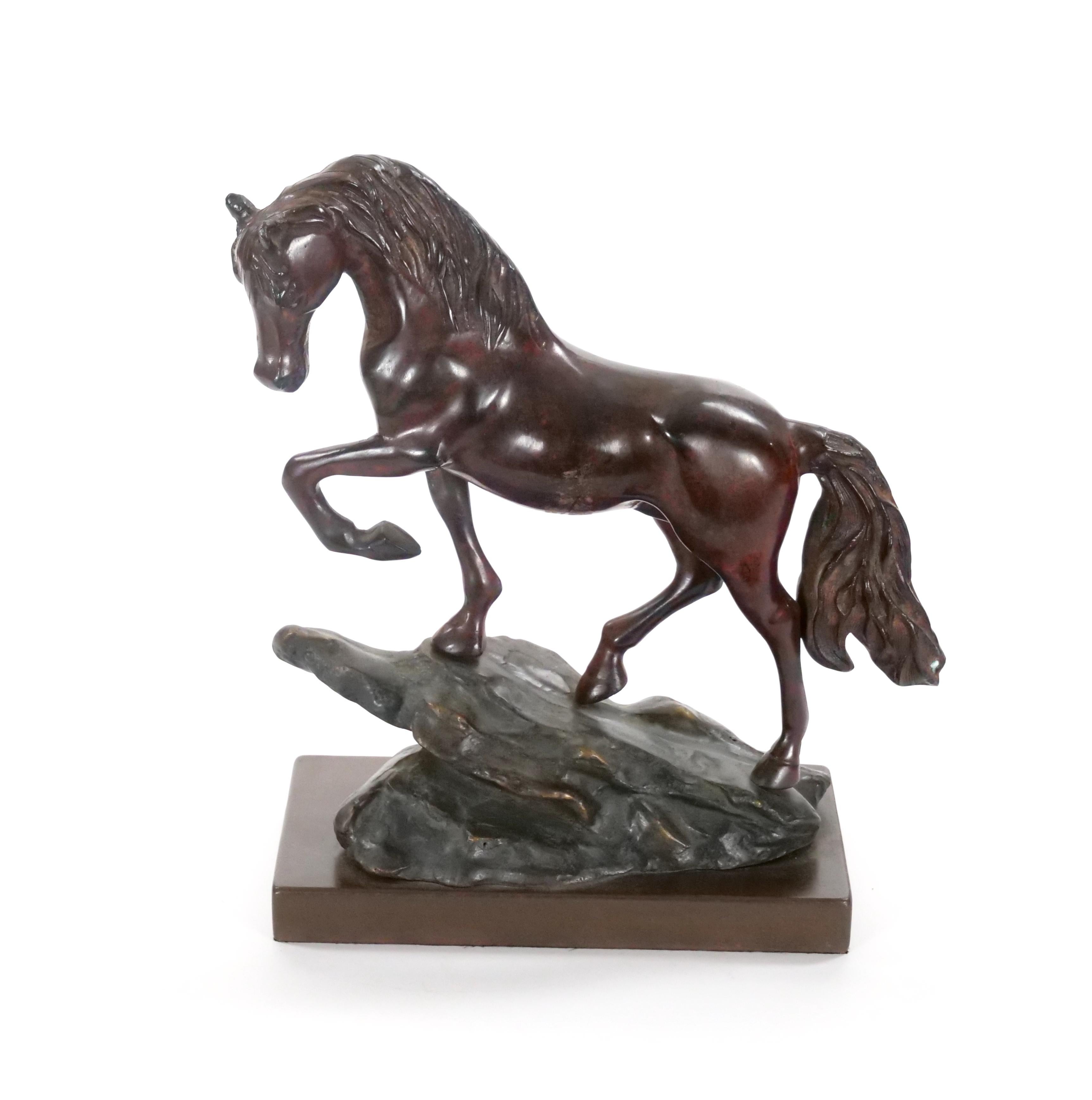 Sculpture décorative du 20ème siècle en bronze patiné représentant un cheval/une base carrée en vente 3