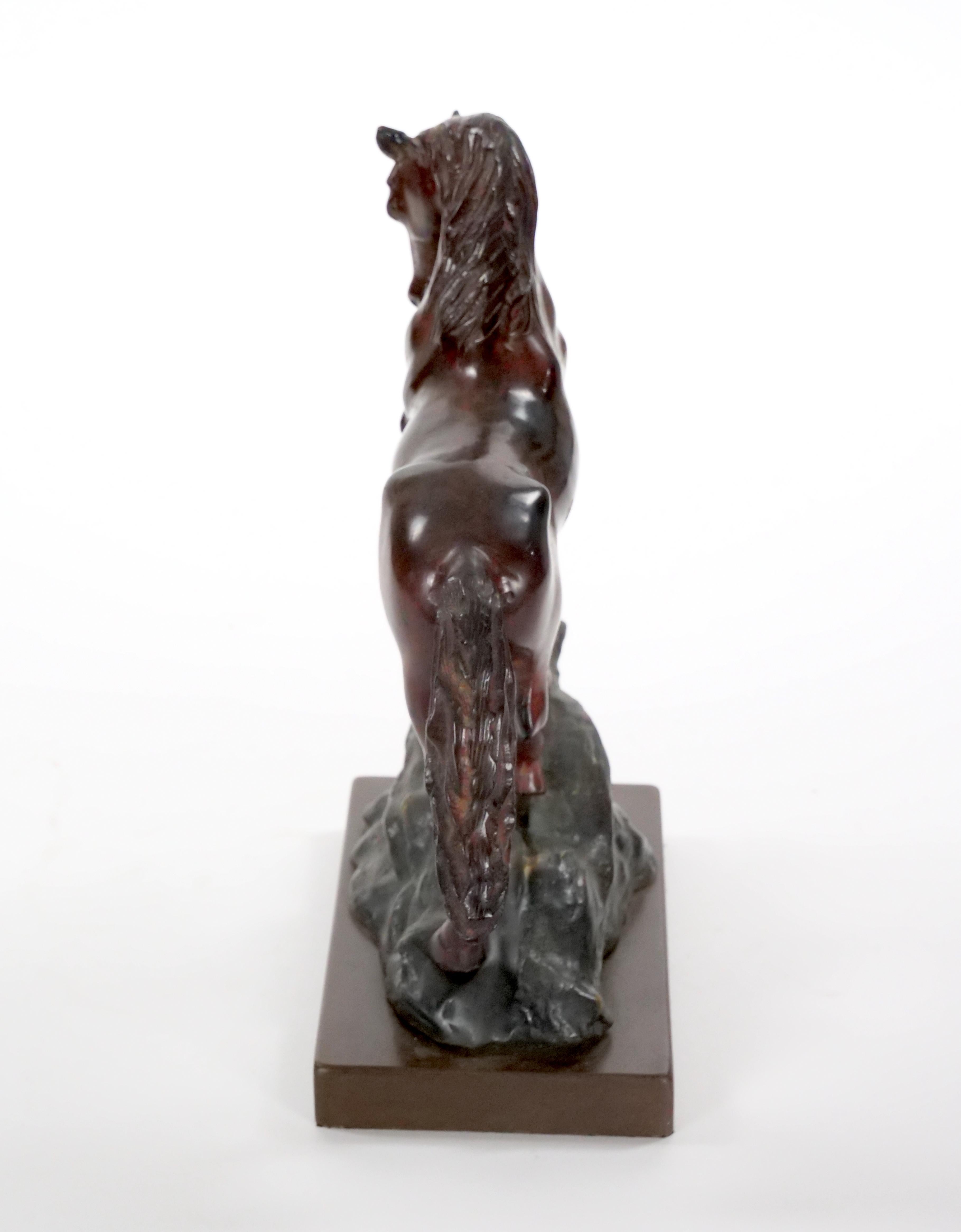 Peint à la main Sculpture décorative du 20ème siècle en bronze patiné représentant un cheval/une base carrée en vente