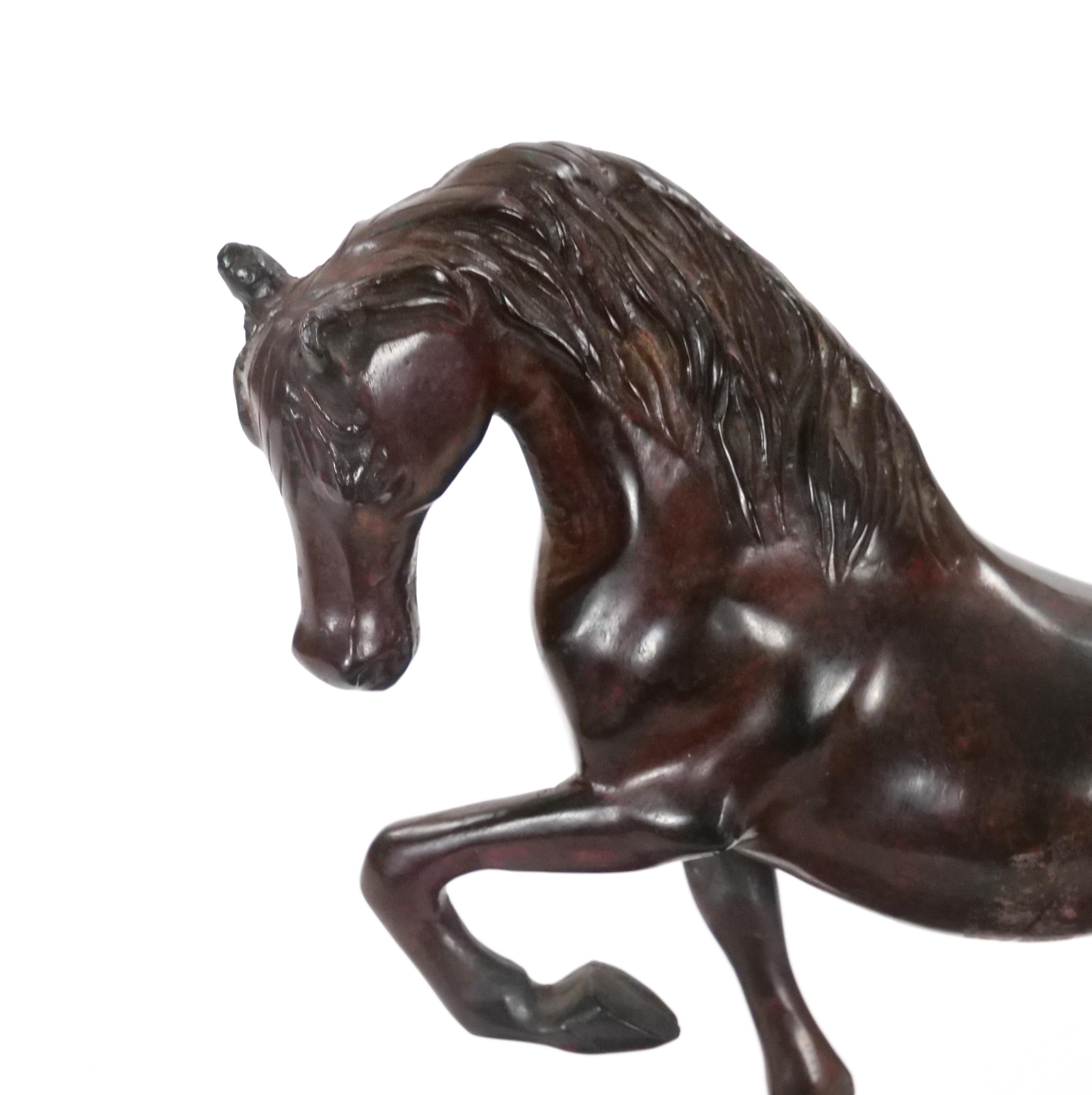 Sculpture décorative du 20ème siècle en bronze patiné représentant un cheval/une base carrée Bon état - En vente à Tarry Town, NY